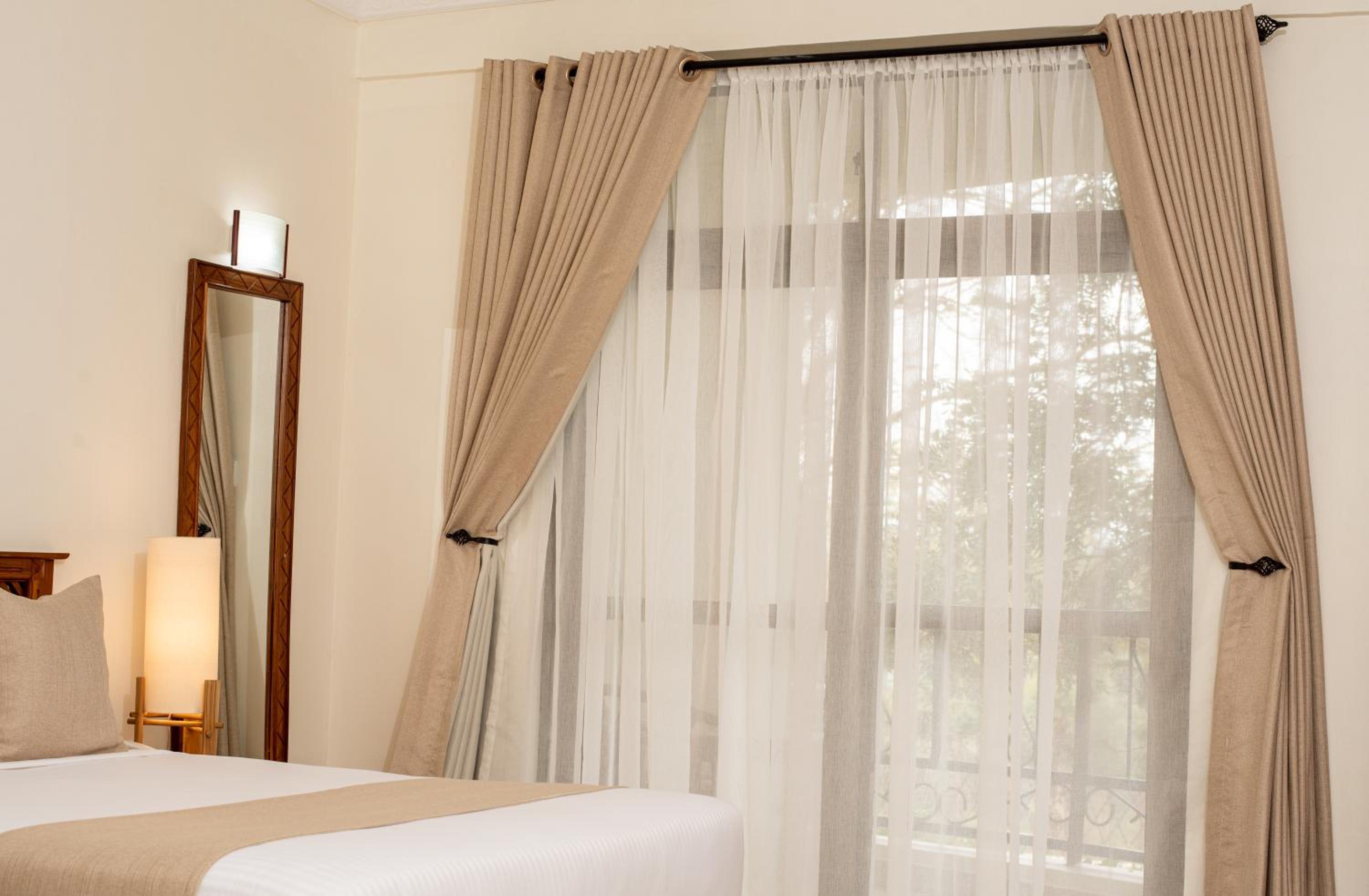 Deluxe Double Room with Balcony - Photo 4