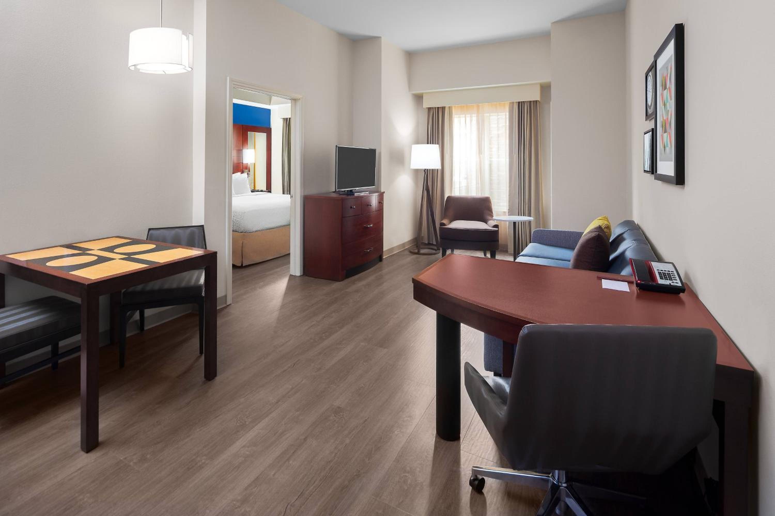 1 Bedroom Suite, 1 King, Sofa bed - Photo 2