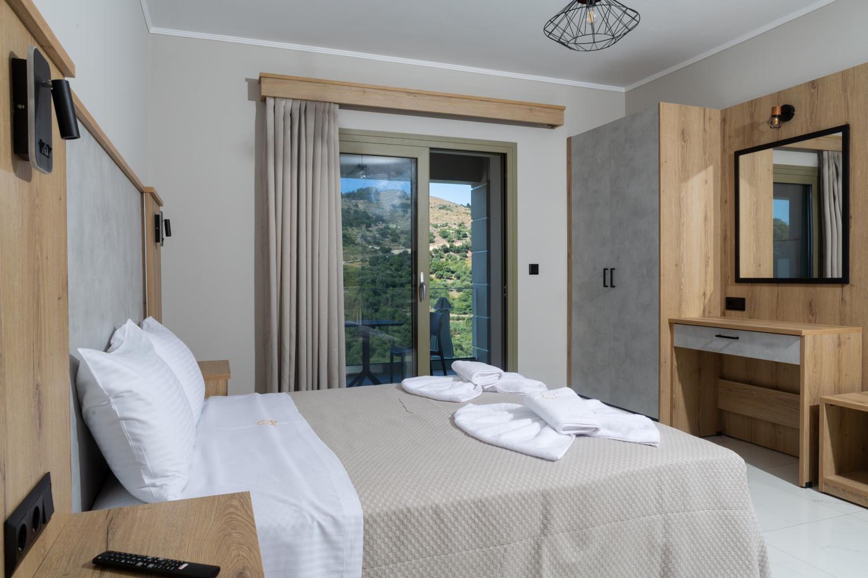 Deluxe Double Room (2 Adults + 1 Child) photo 3