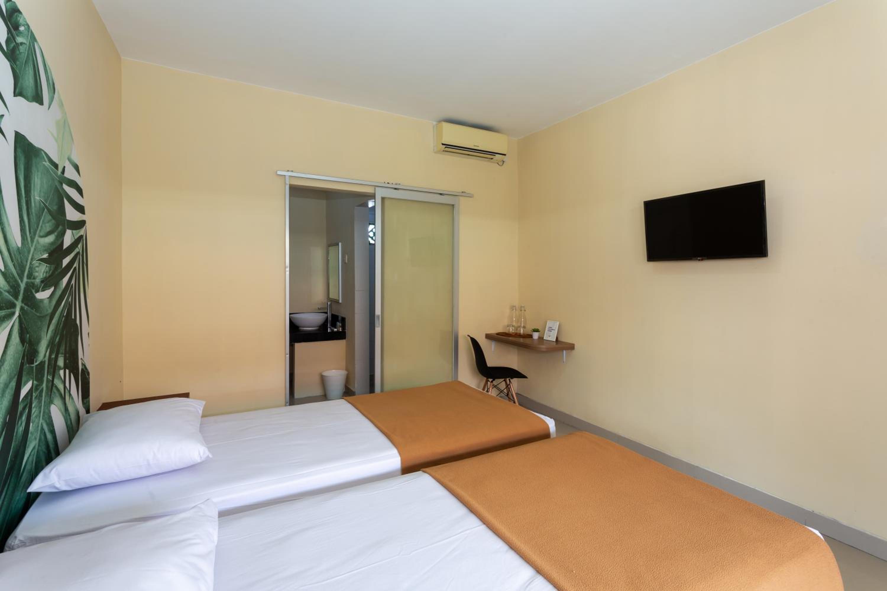 Premium Twin Room - Photo 7