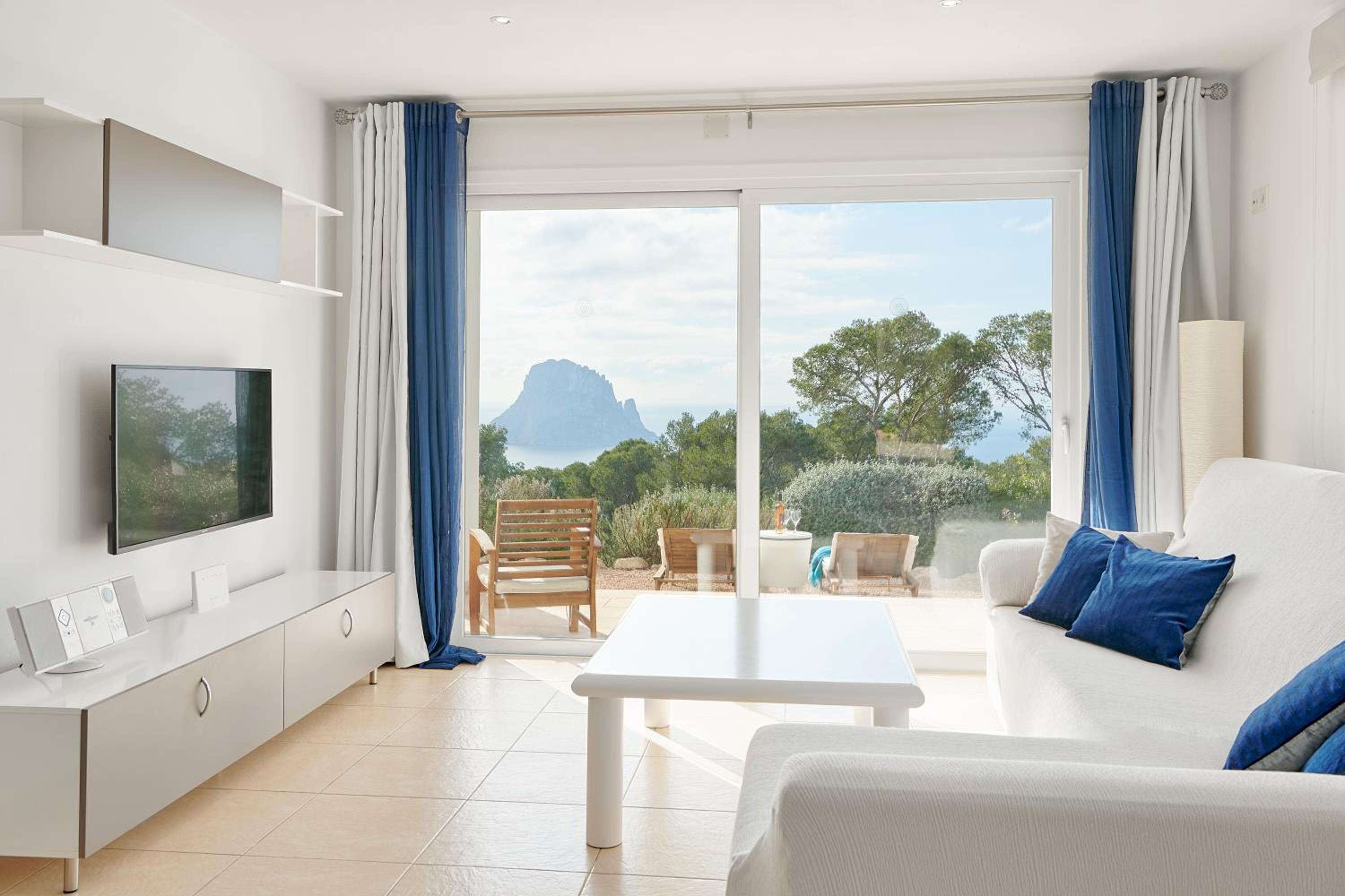Three-Bedroom Villa photo 2