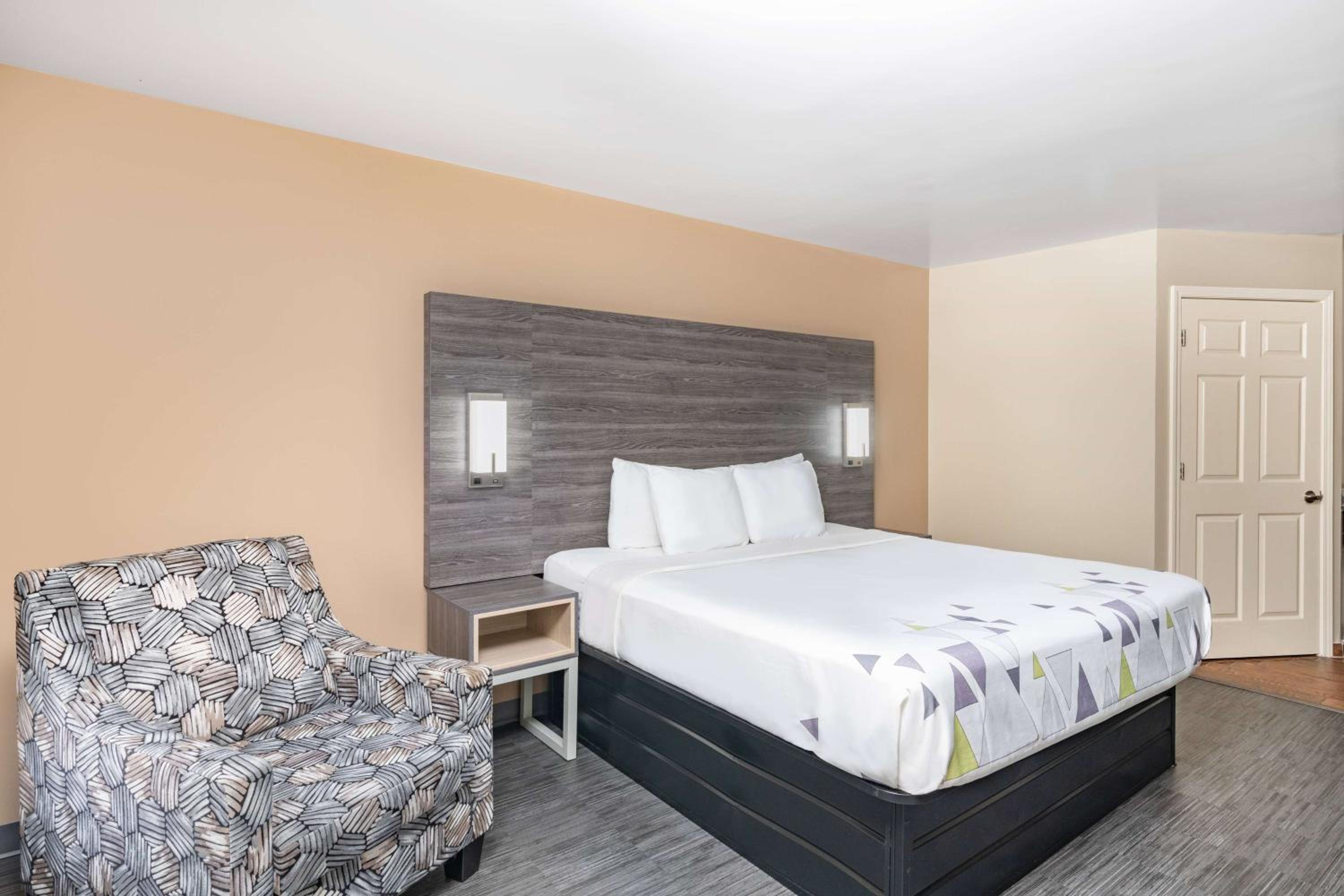 King Room - Non-Smoking - Photo 2