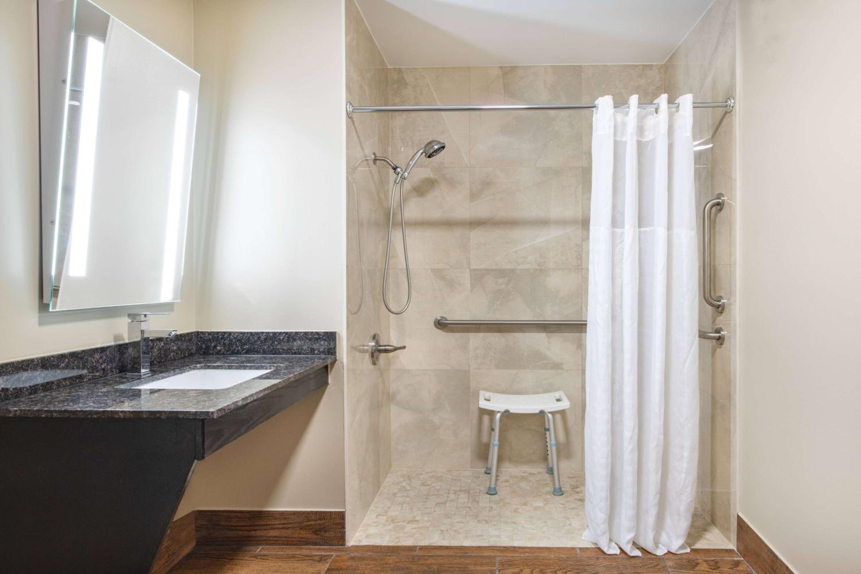 King Room - Disability Access - Non-Smoking - Photo 2