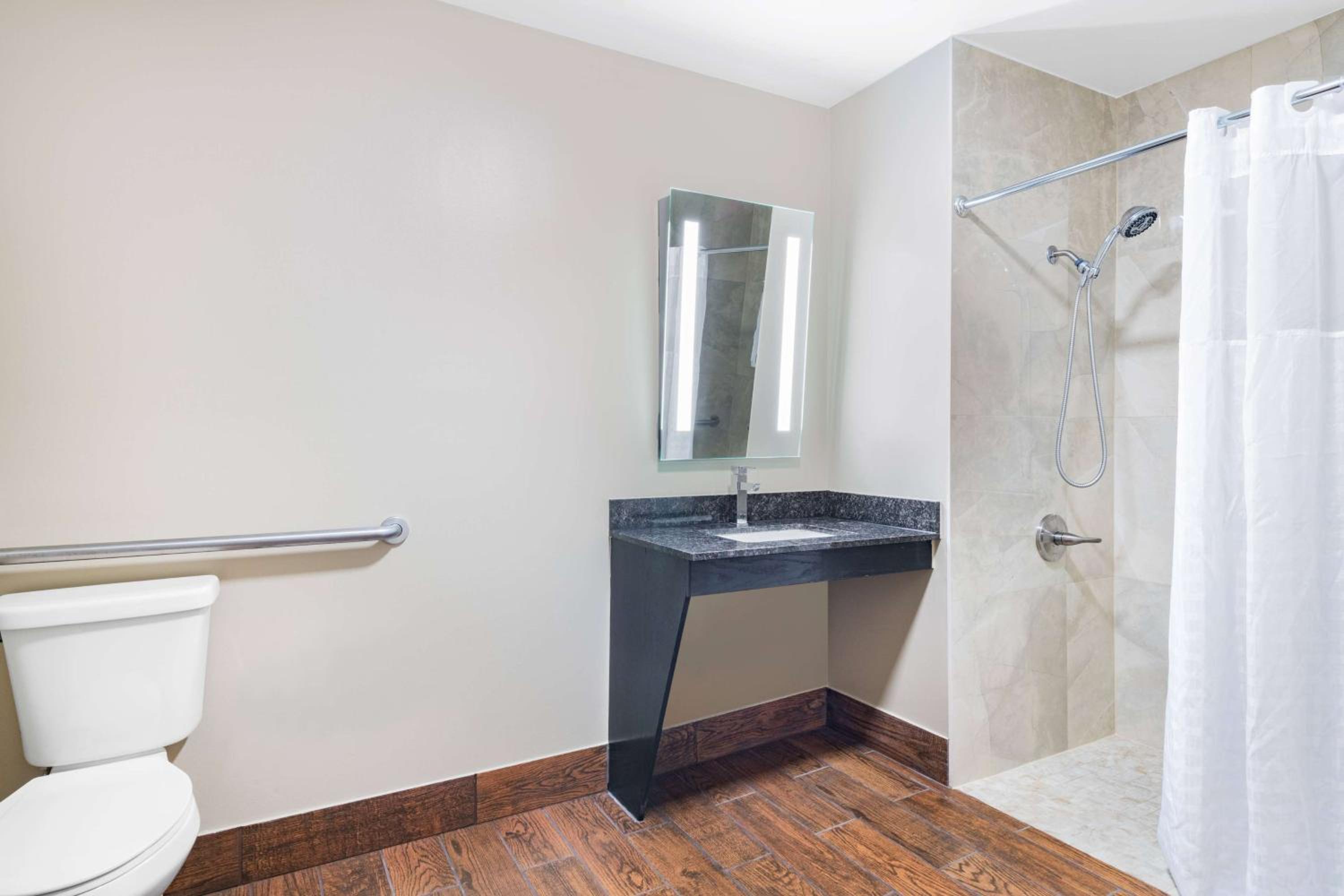 King Room - Disability Access - Non-Smoking - Photo 3