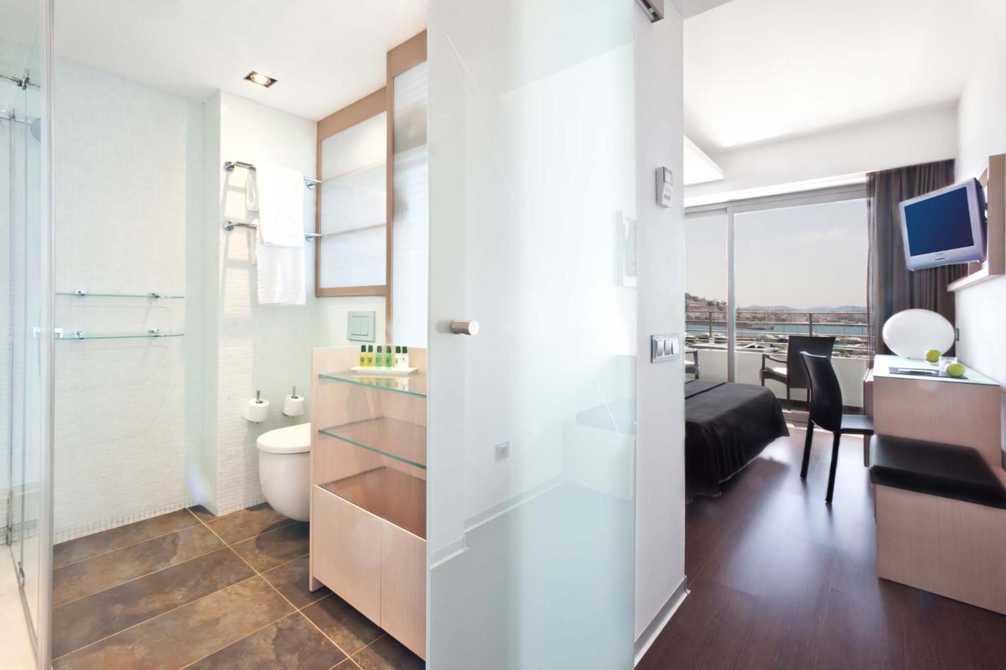 Deluxe Room with Sea View - Photo 4