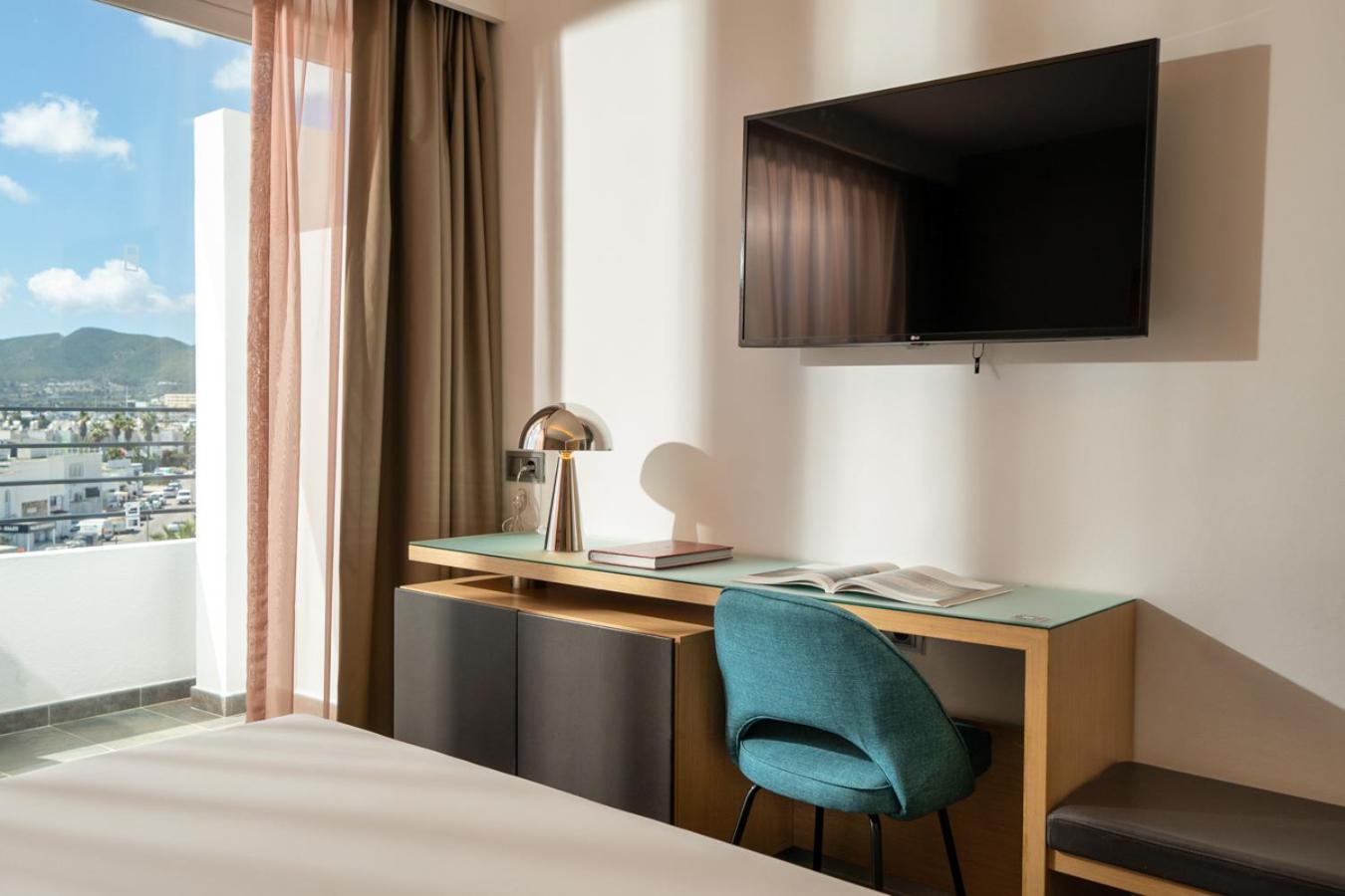 Deluxe Room with Sea View - Photo 6