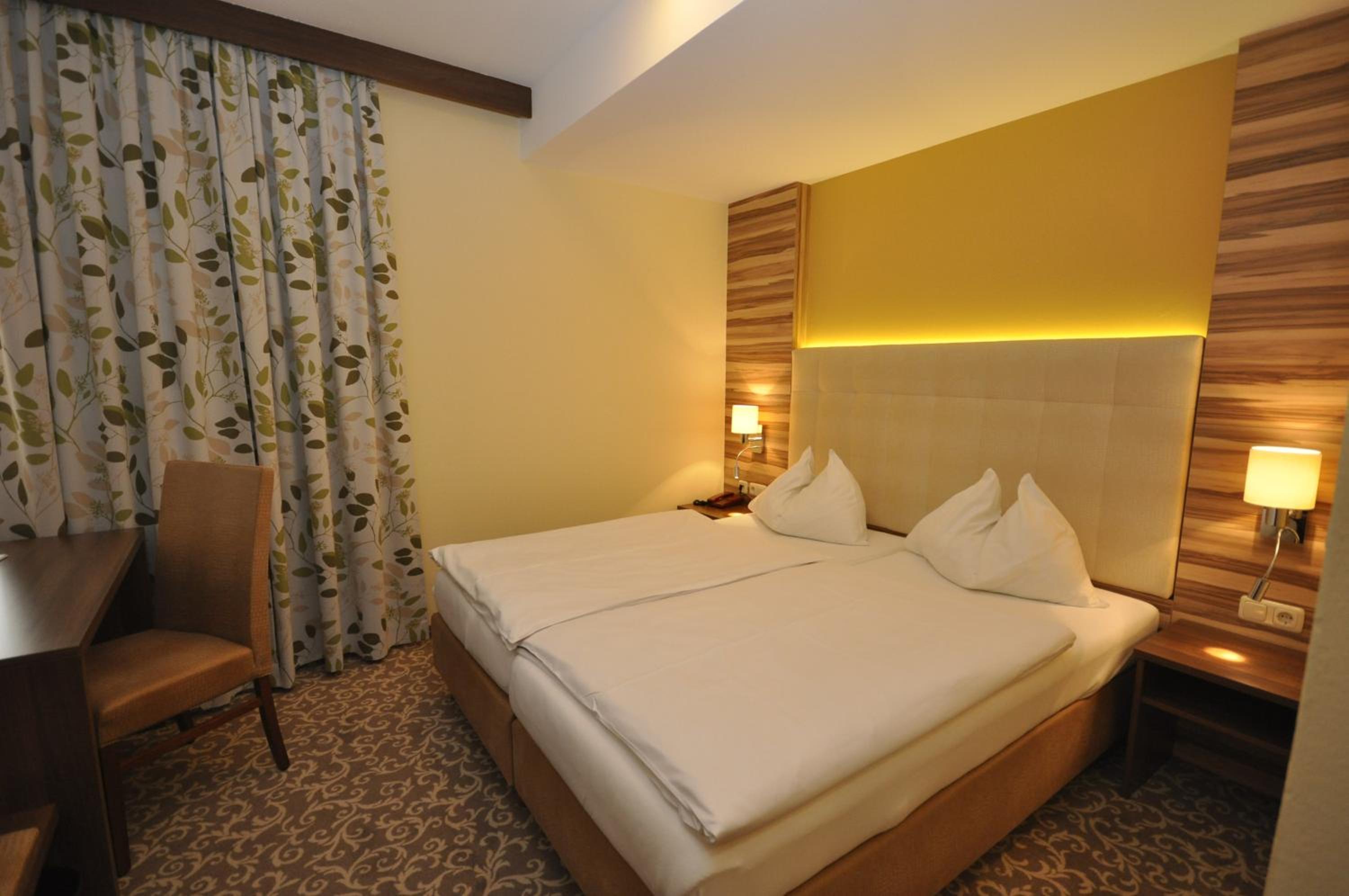 Budget Double Room - Photo 2