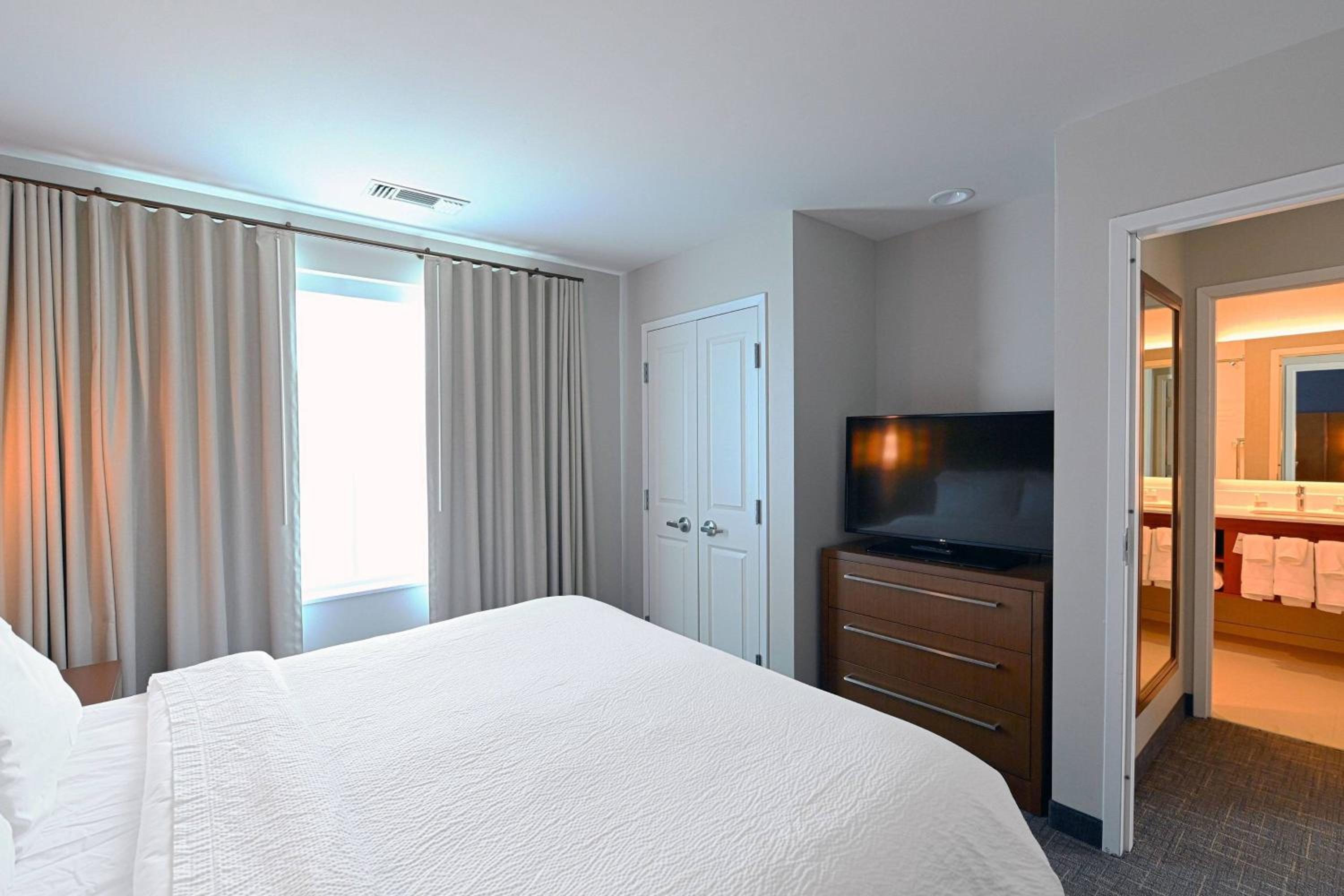 1 Bedroom Suite, 1 King, Sofa bed - Photo 3