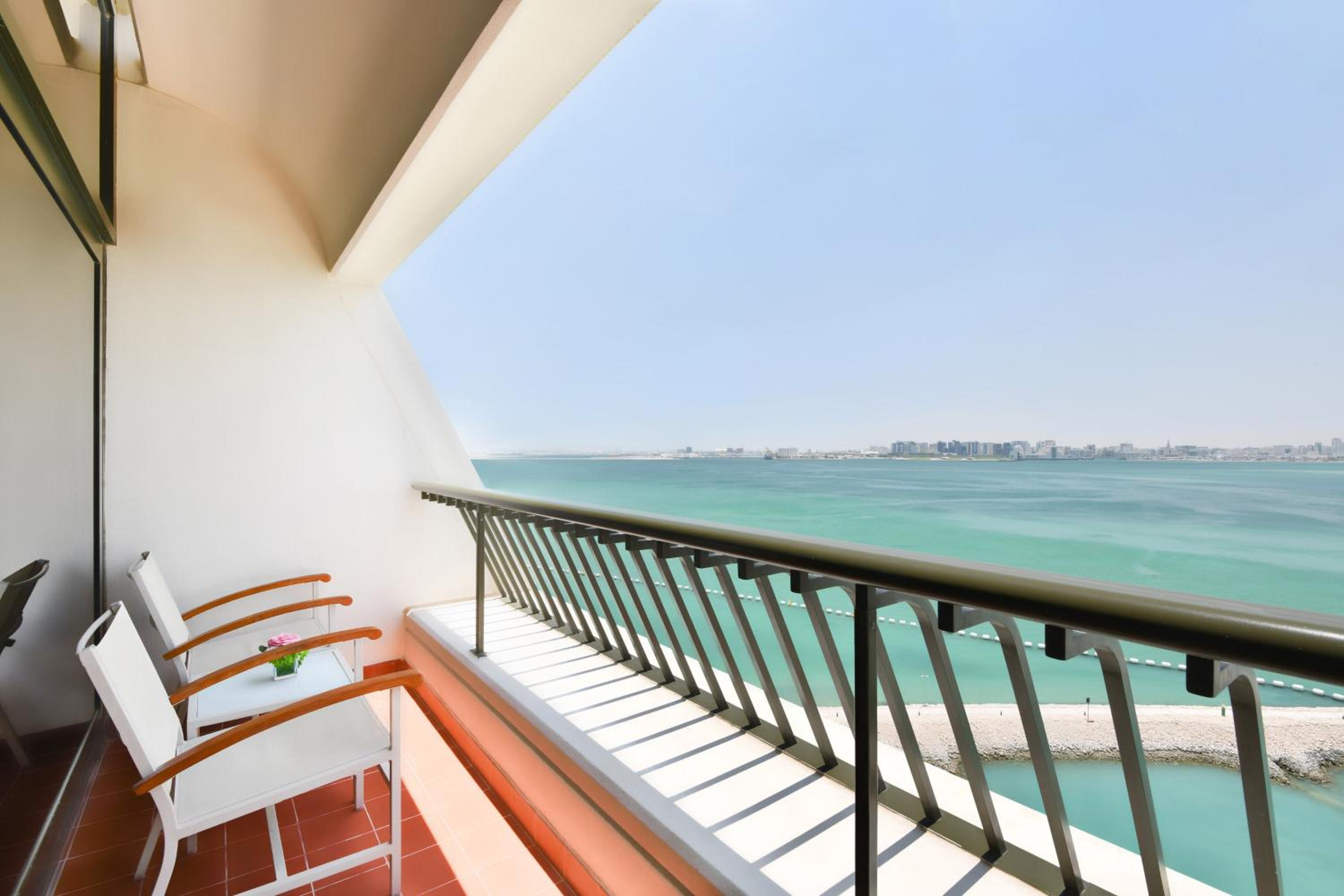 Deluxe King Room, Corniche Sea View - Photo 5