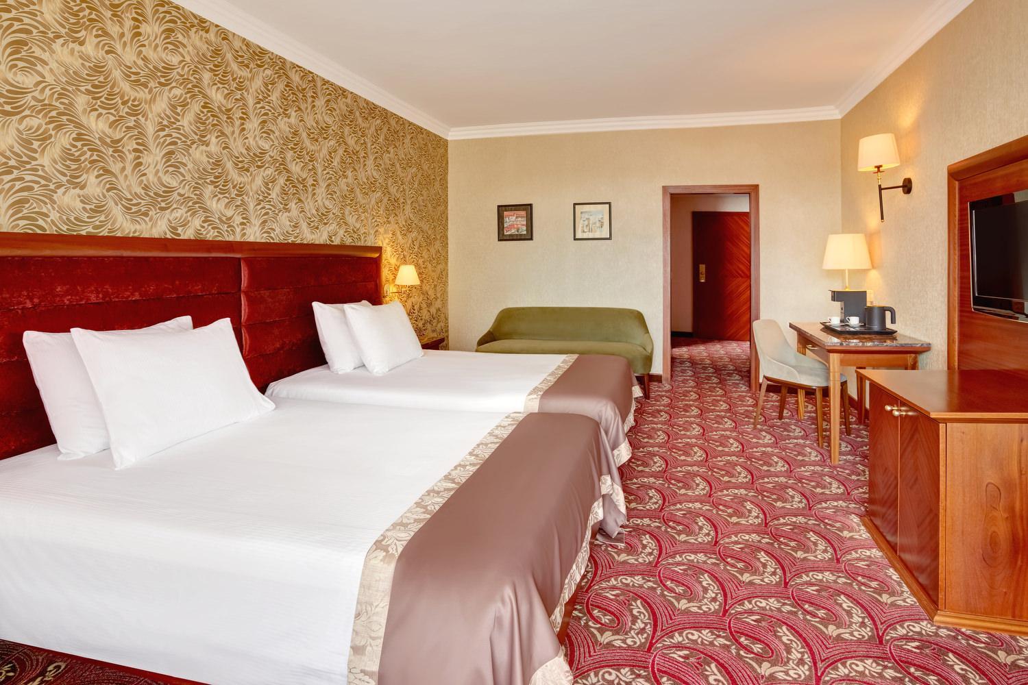 Superior Double or Twin Room with Balcony and Park View - Photo 4