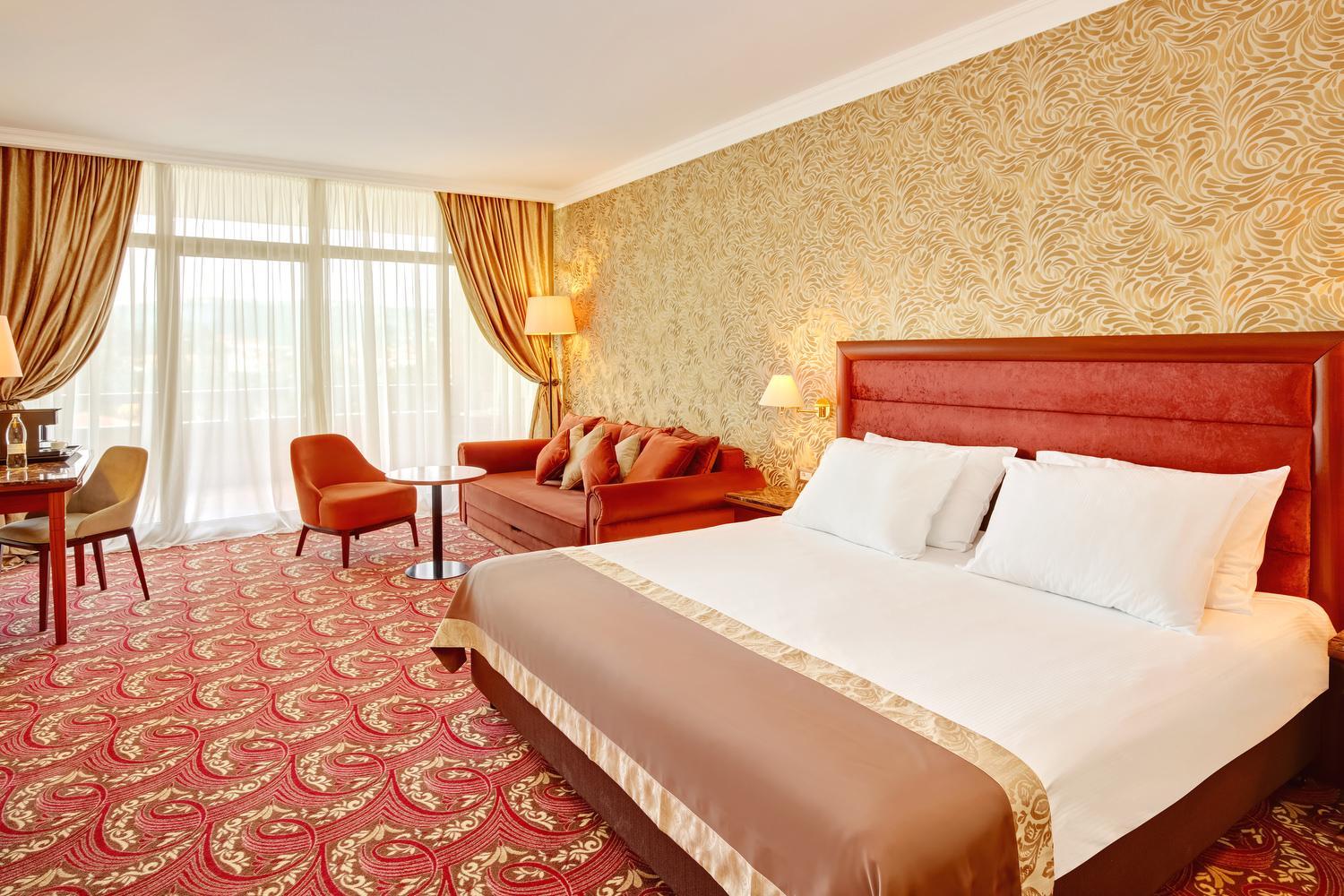 Deluxe Double Room with Balcony and Park View - Photo 2