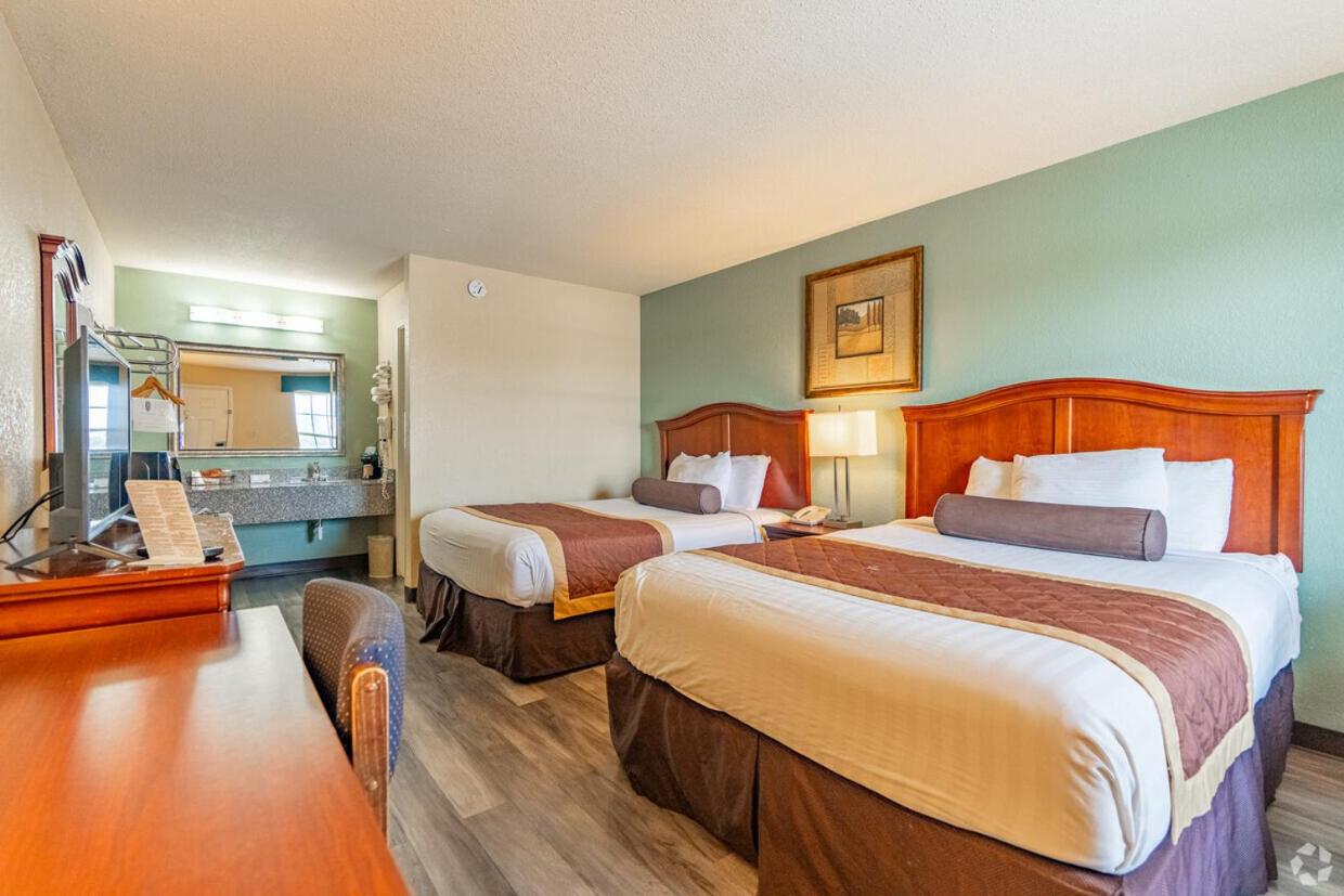Queen Room with Two Queen Beds-Non Smoking 