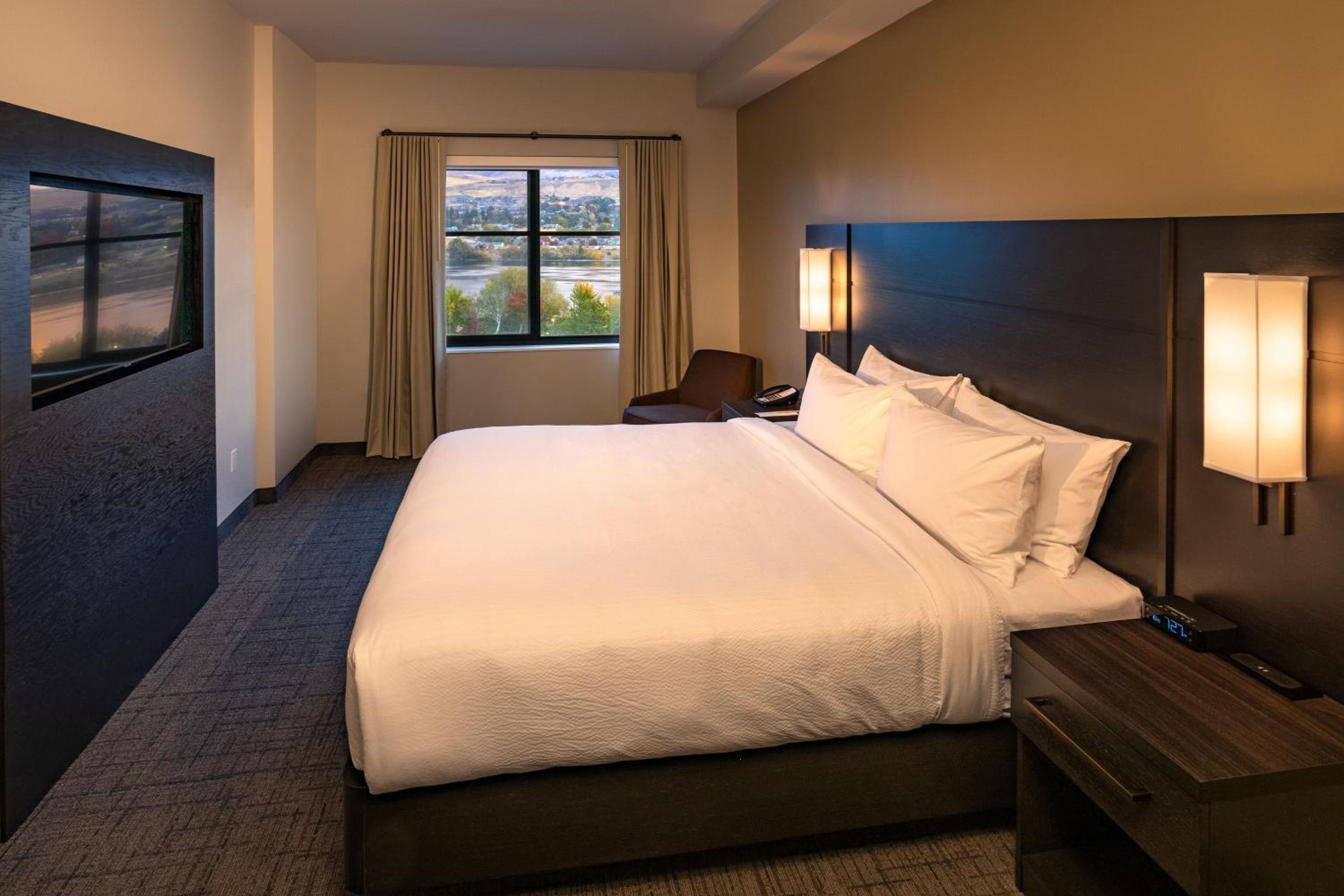 One-Bedroom King Suite with Sofa Bed - Photo 4
