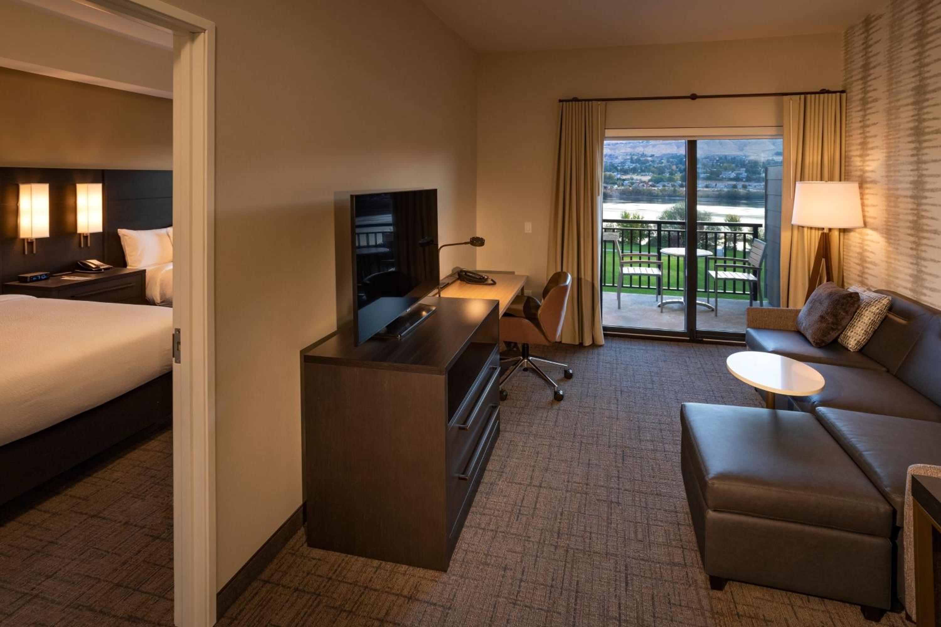 One-Bedroom Queen Studio Suite with Two Queen Beds and Sofa Bed - River View - Photo 9