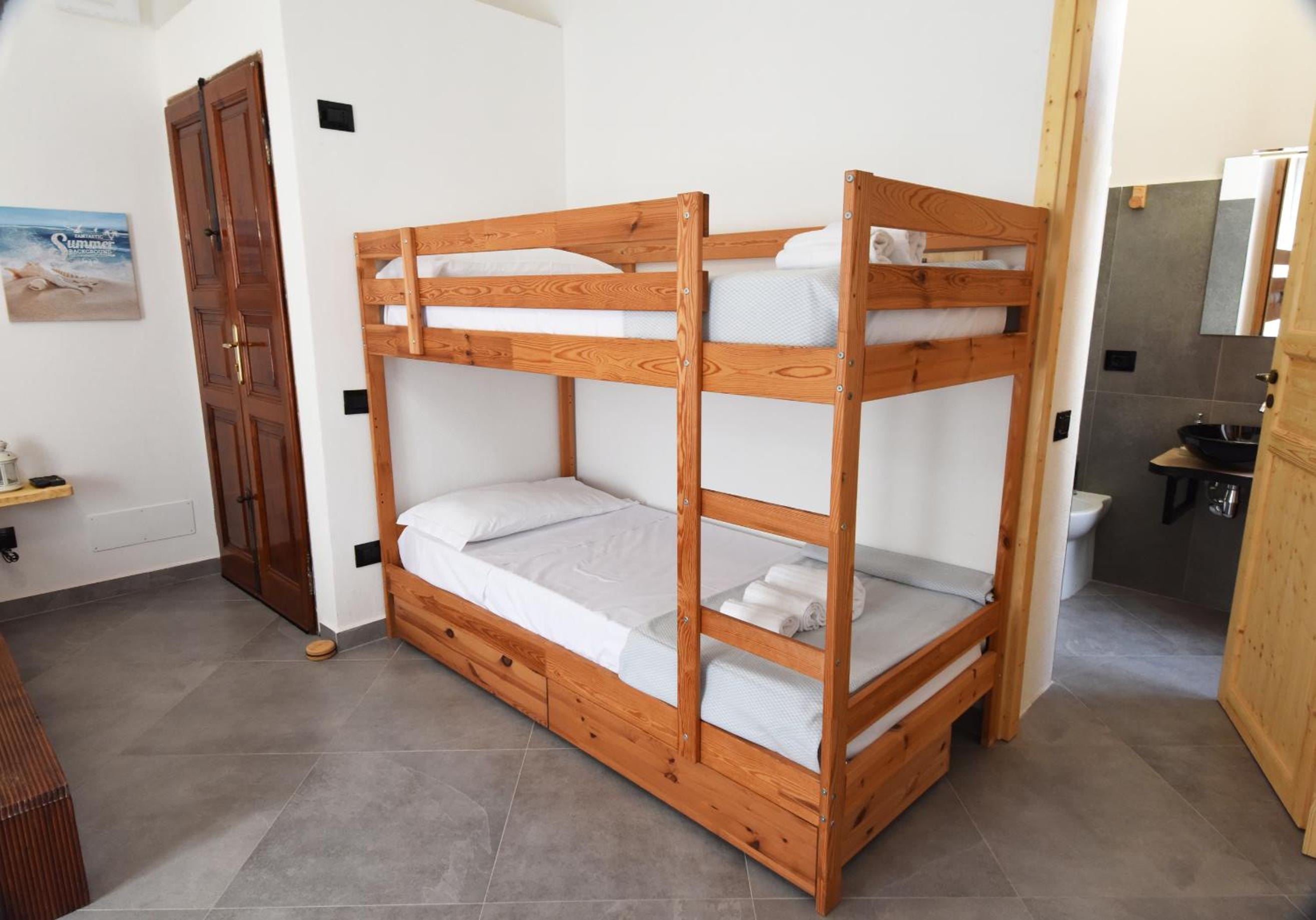 Quadruple Room with Private Bathroom photo 3