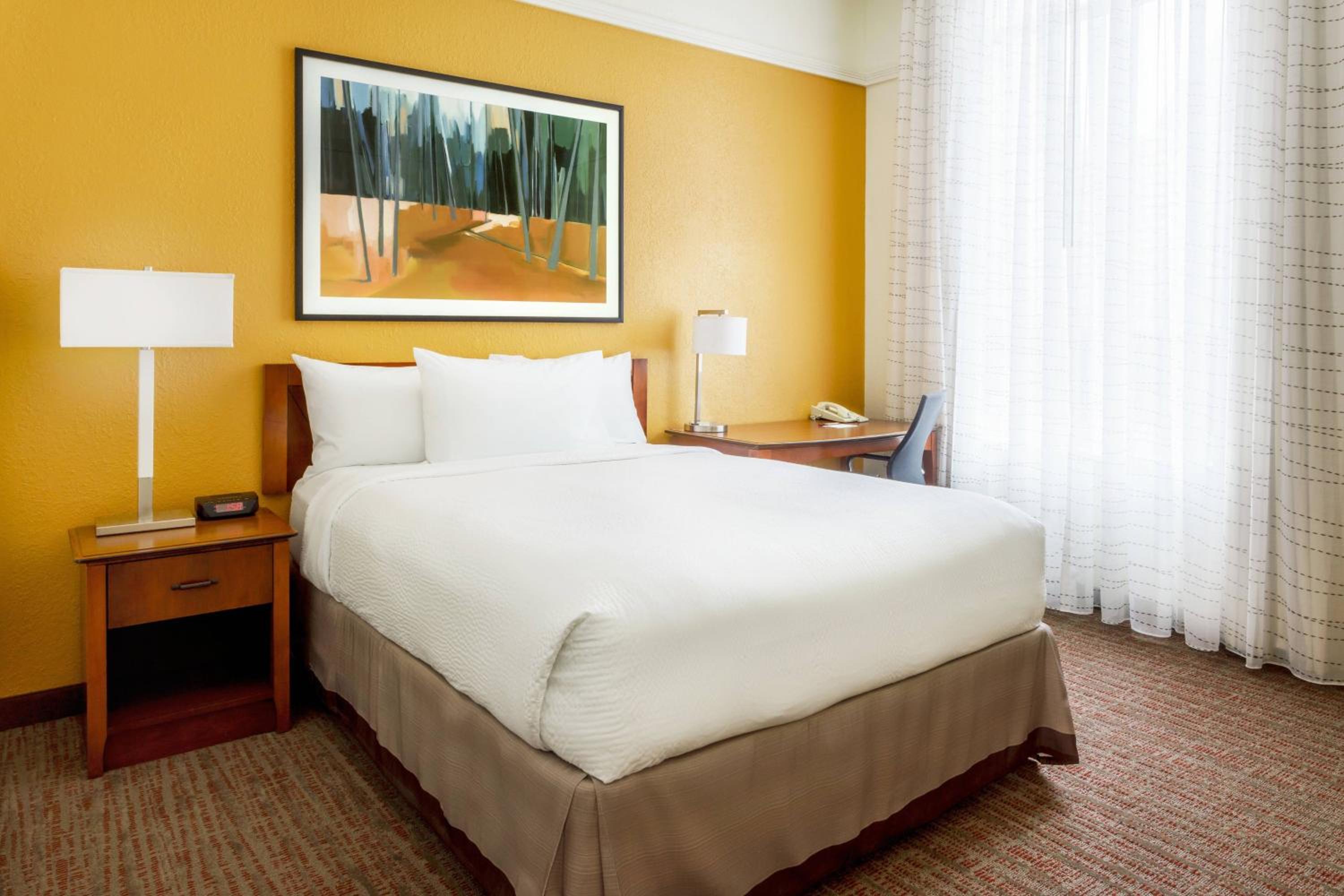 Two-Bedroom Suite with City View - Photo 4