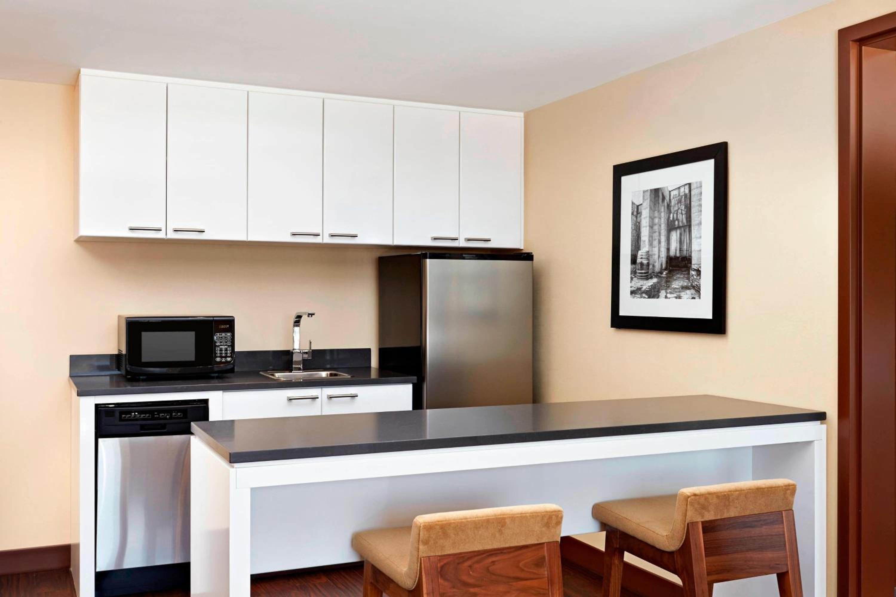 1 Bedroom Executive Suite, 1 King, Sofa bed, Corner room   photo 3
