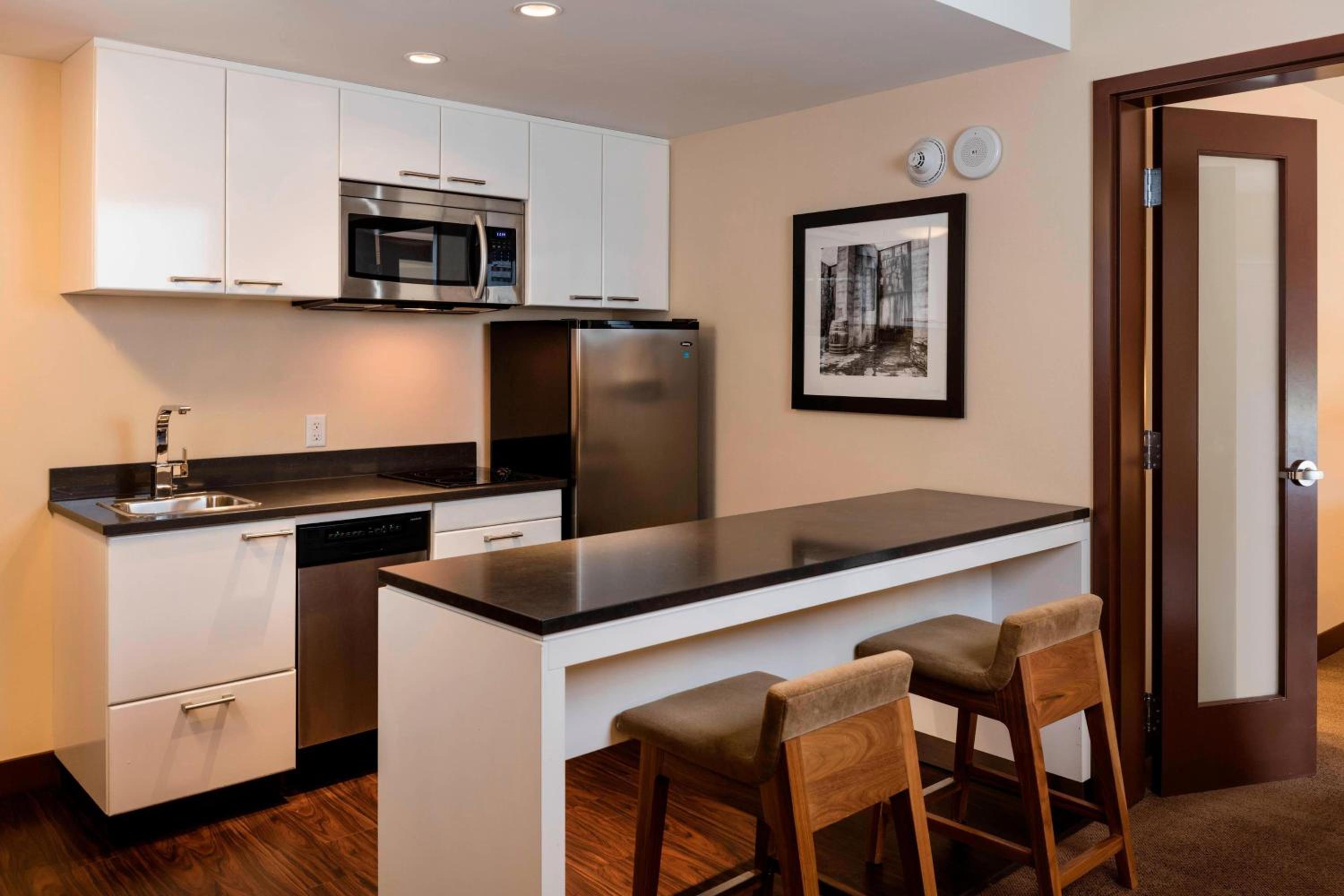 1 Bedroom Deluxe Suite, 1 King, Sofa Bed - Mountain View