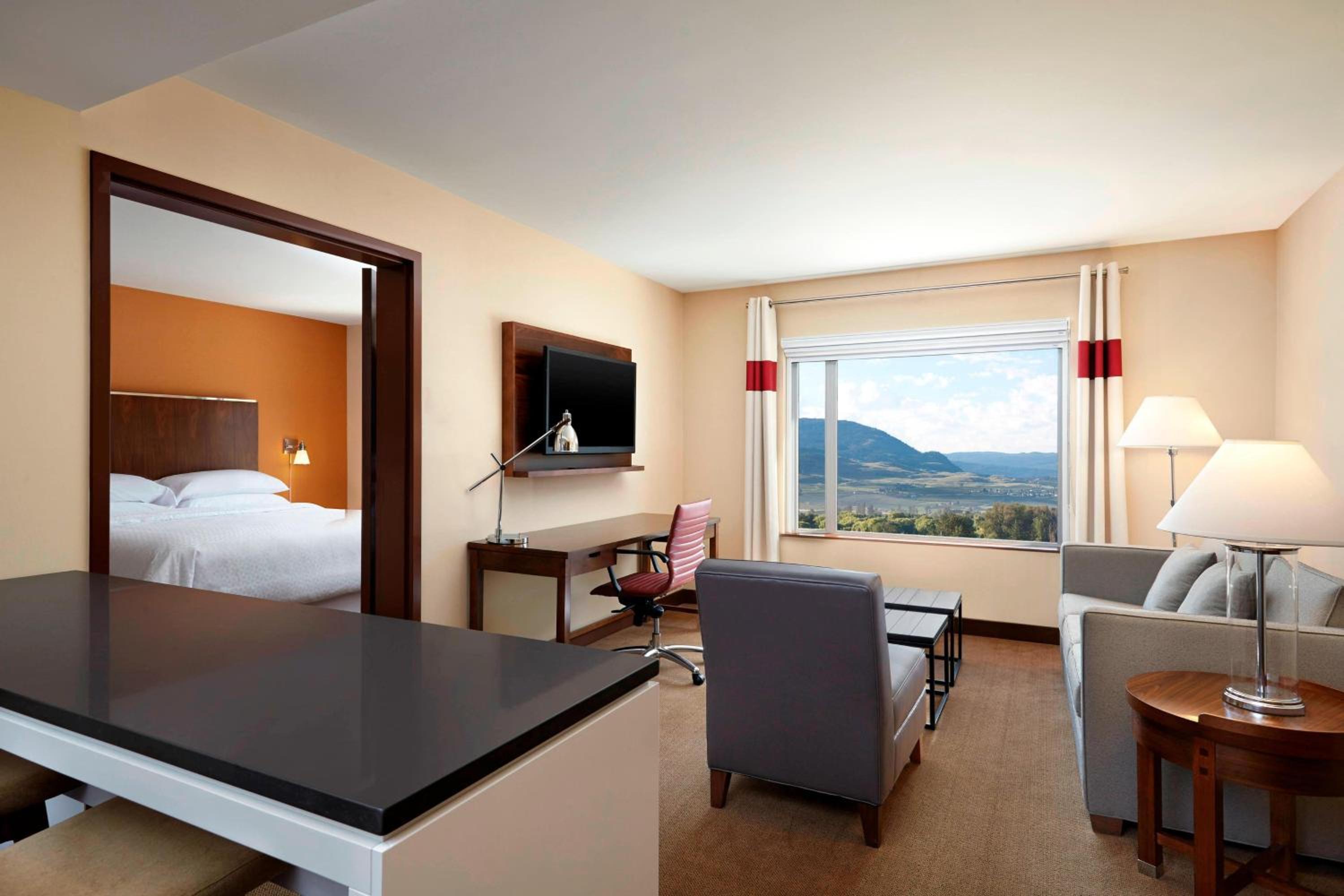 1 Bedroom Executive Suite, 1 King, Sofa bed, Corner room   photo 1