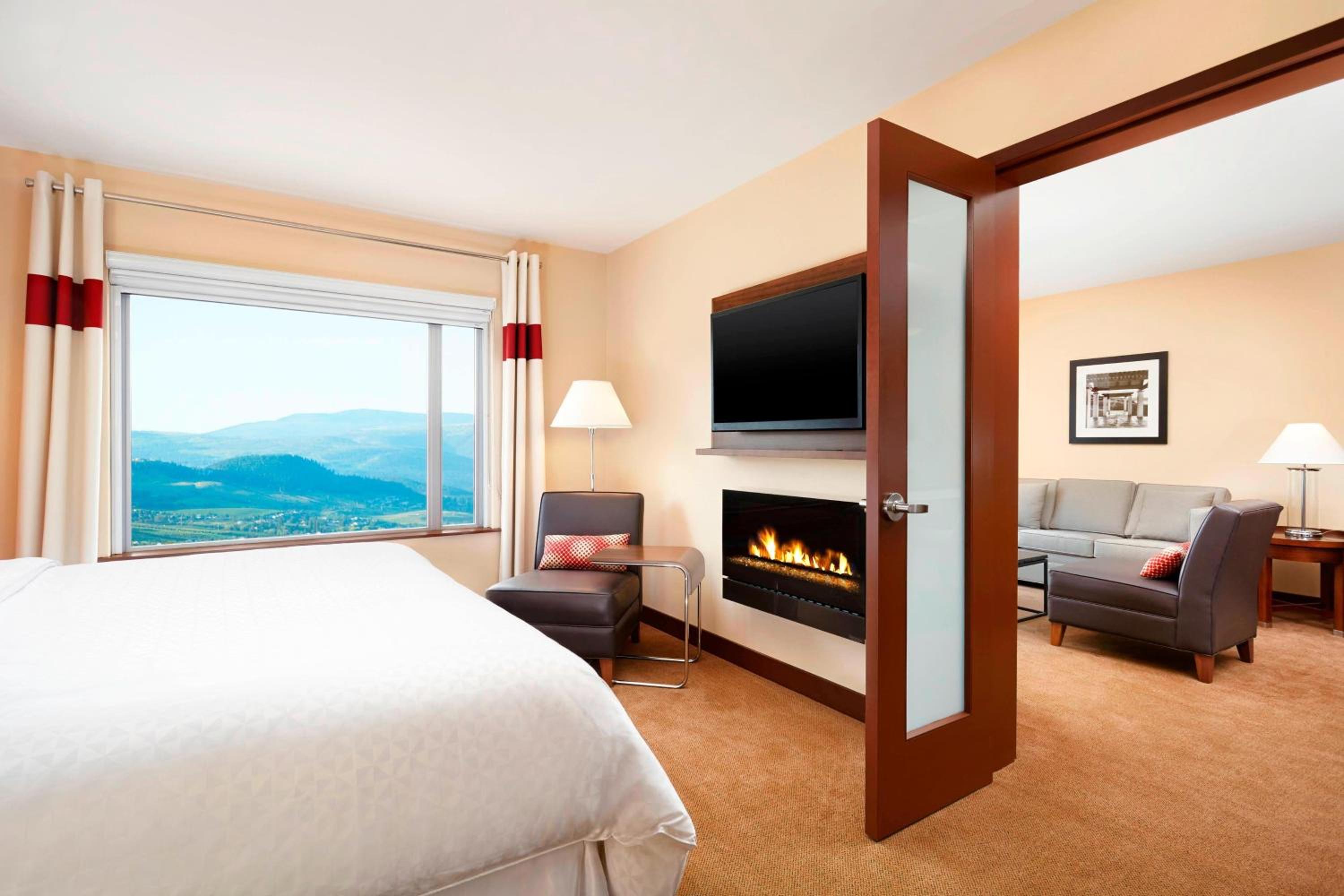 1 Bedroom Executive Suite, 1 King, Sofa bed, Corner room   photo 2