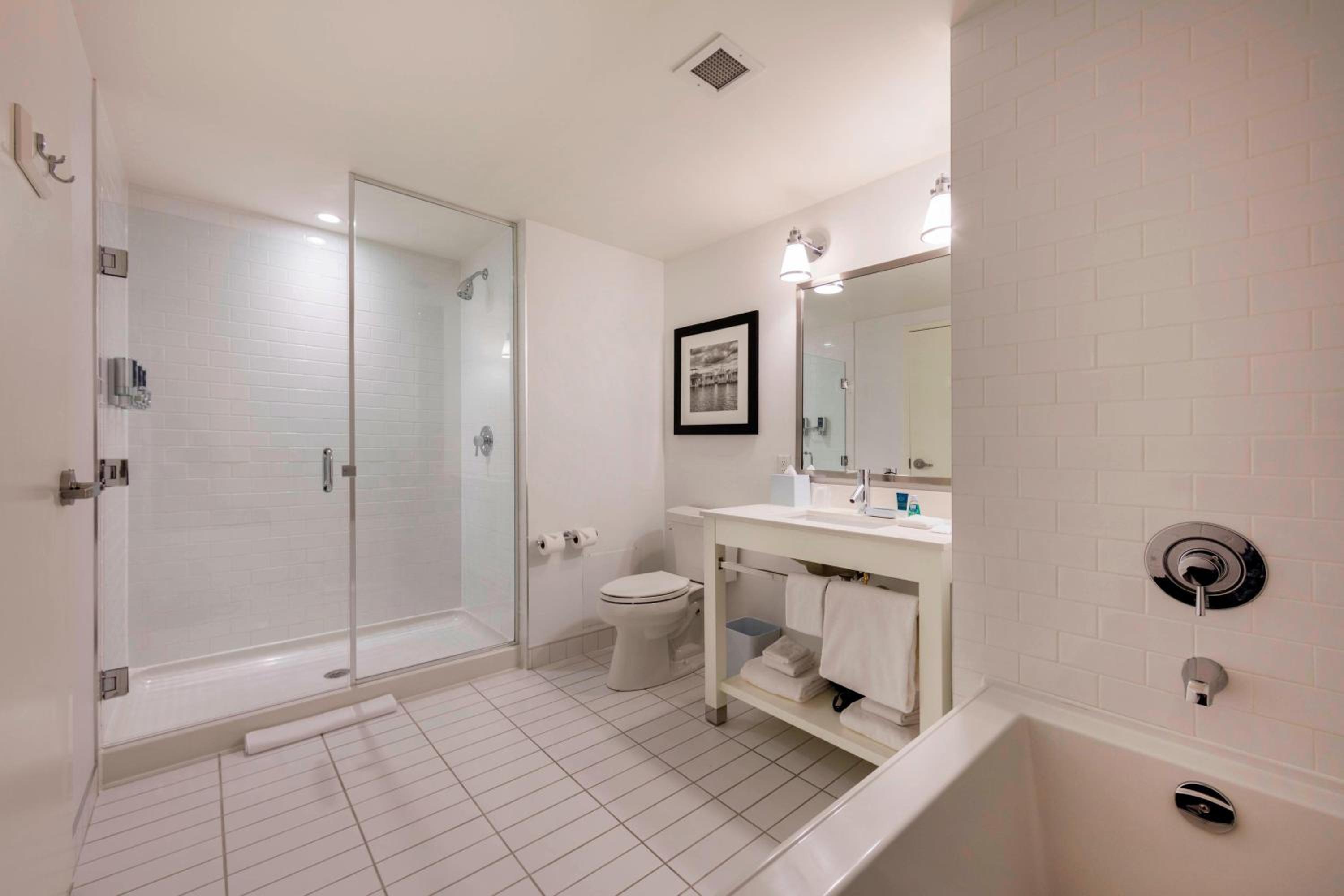 1 Bedroom Executive Suite, 1 King, Sofa bed, Corner room  