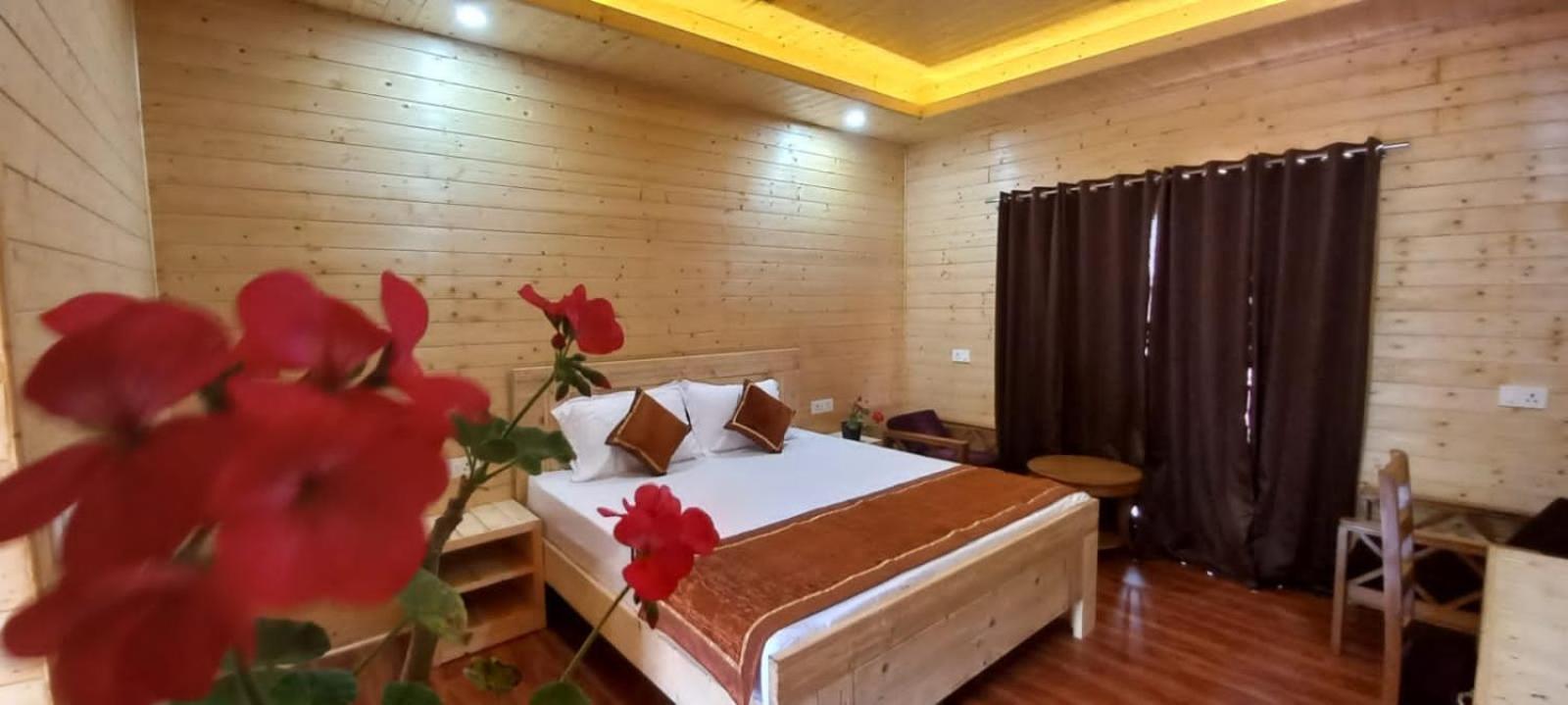 Deluxe Double Room (2 Adults + 1 Child) - Photo 1