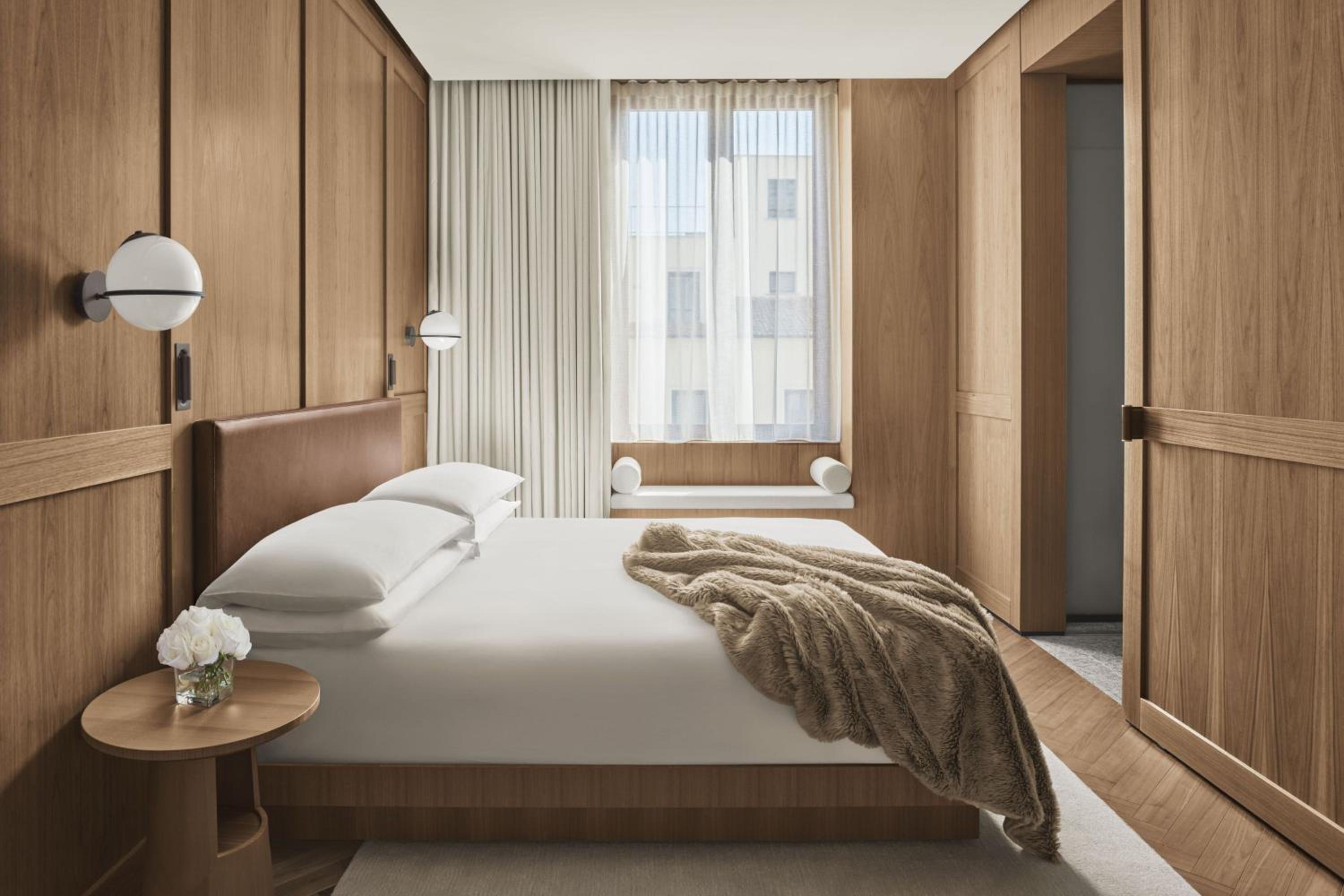 Deluxe King Room with One King Bed (Non Smoking) thumbnail 5