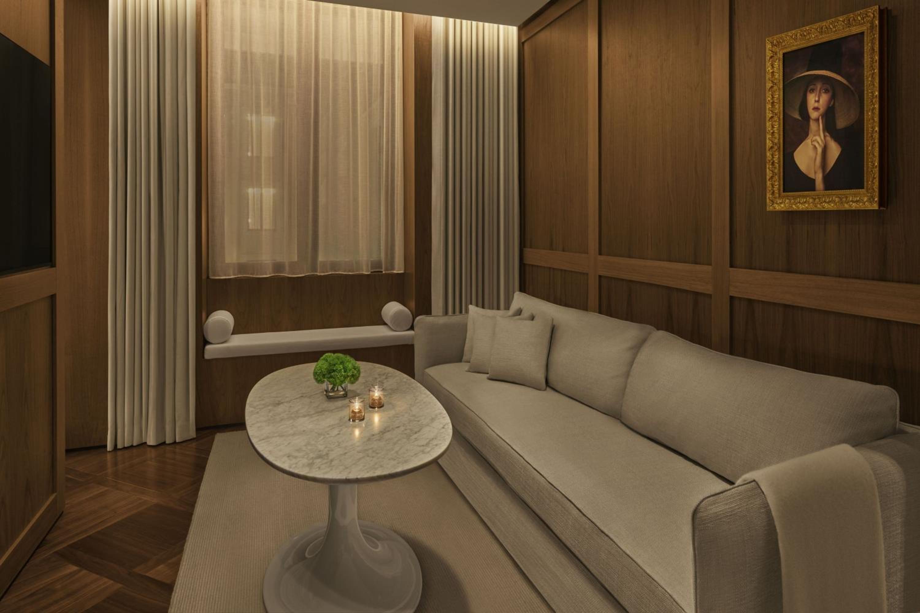 One-Bedroom King Suite with Courtyard View