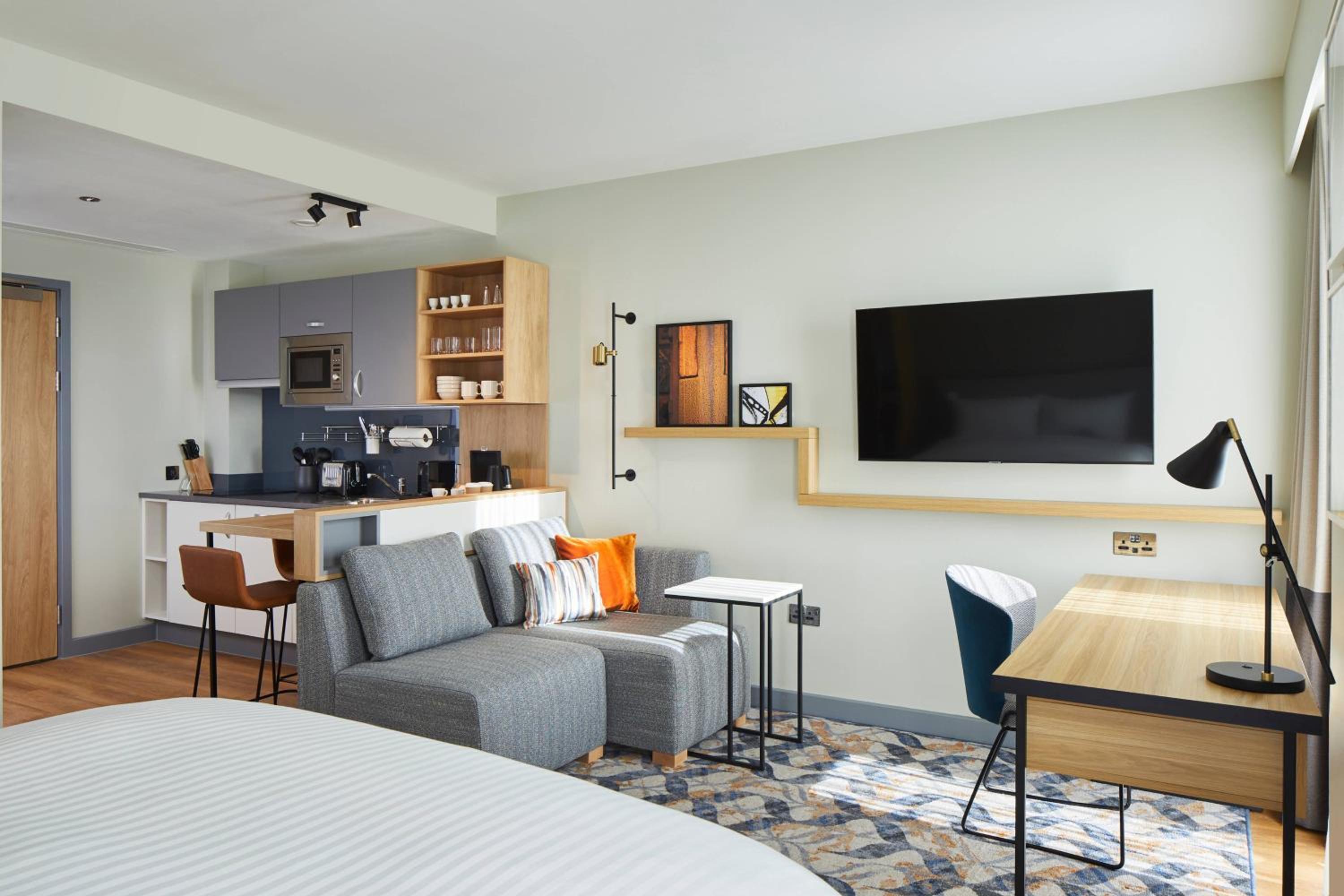 One Bedroom King Suite with Sofa Bed - Photo 5