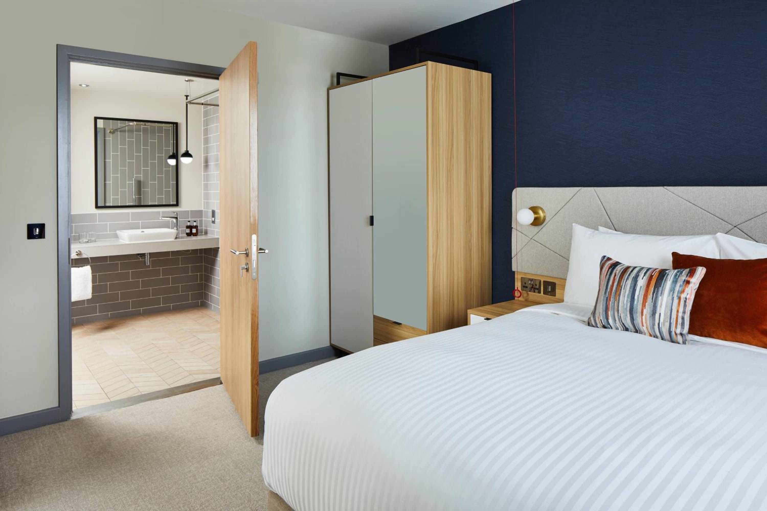 One Bedroom King Suite with Sofa Bed - Photo 6