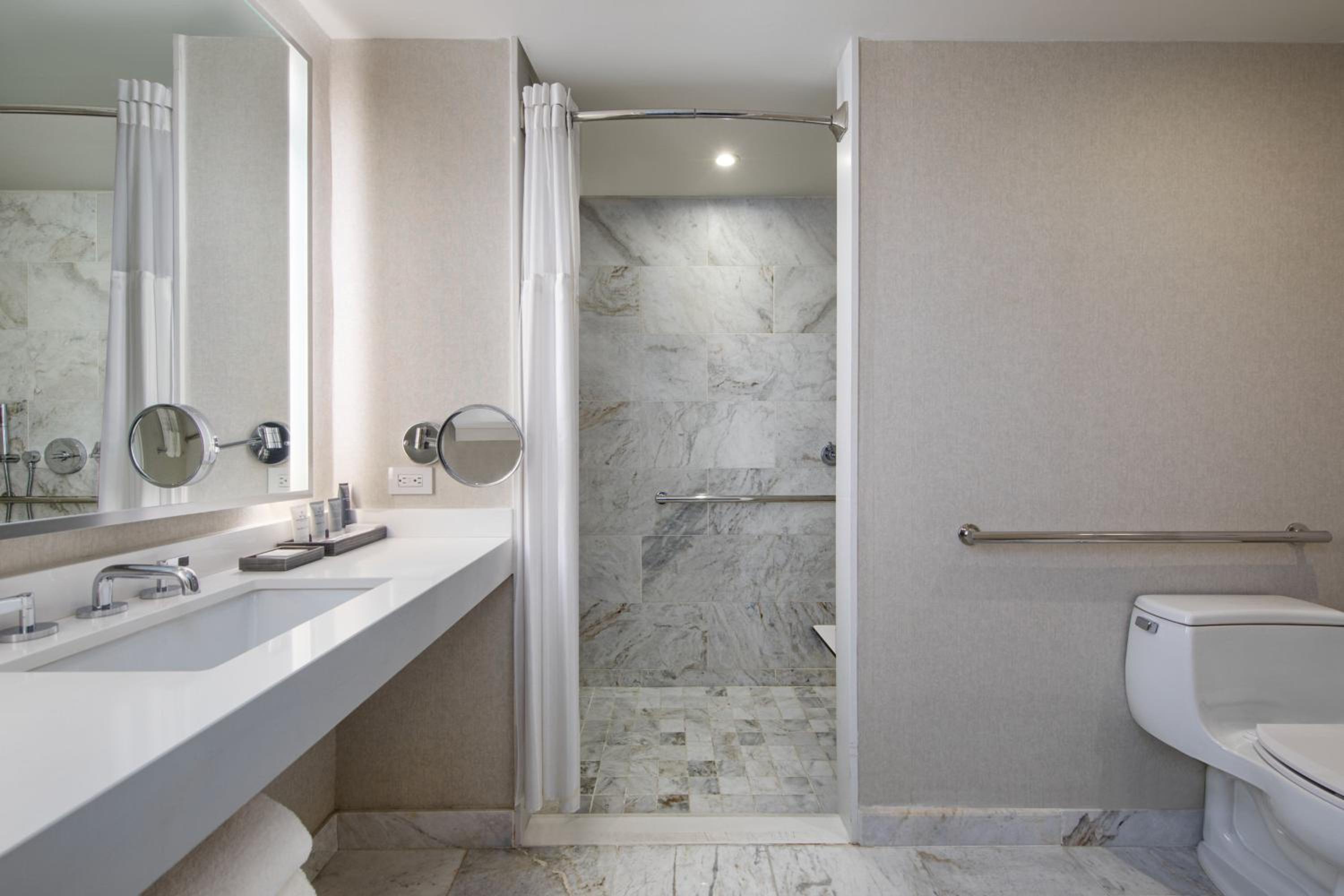 King Room with Roll-in Shower - Mobility Accessible thumbnail 5