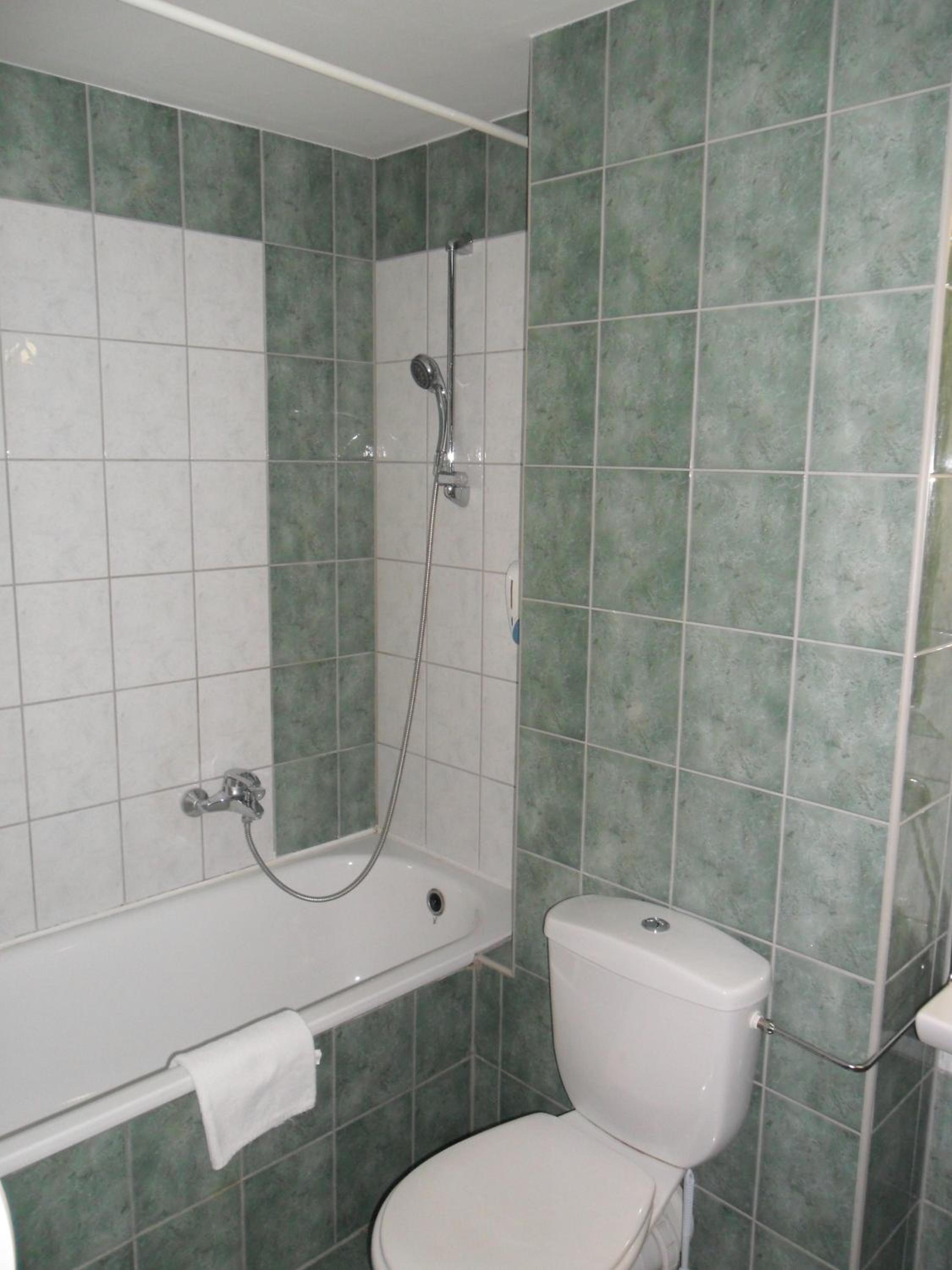 Quadruple Room - Photo 7