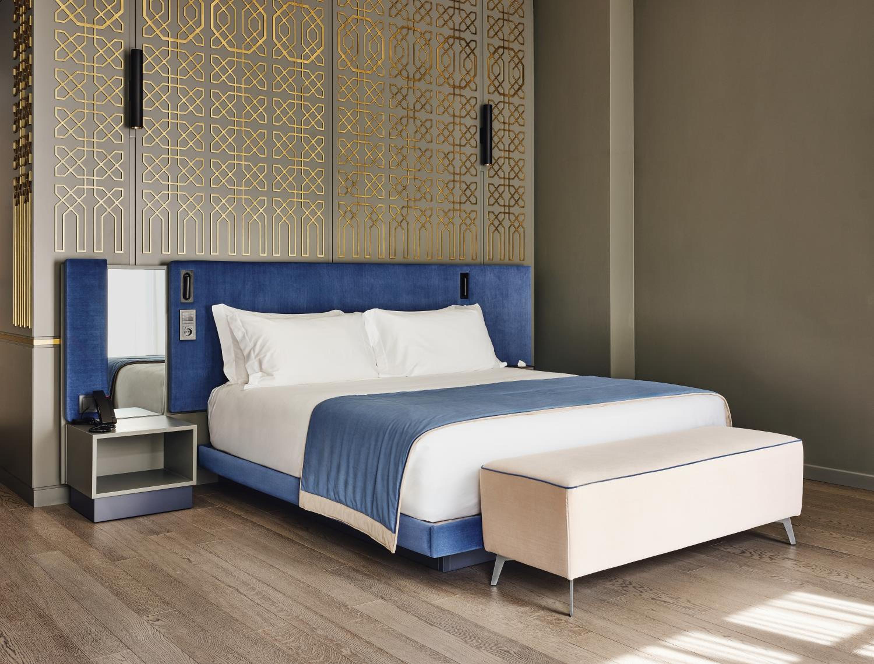 Deluxe King Room with Partial Lake View