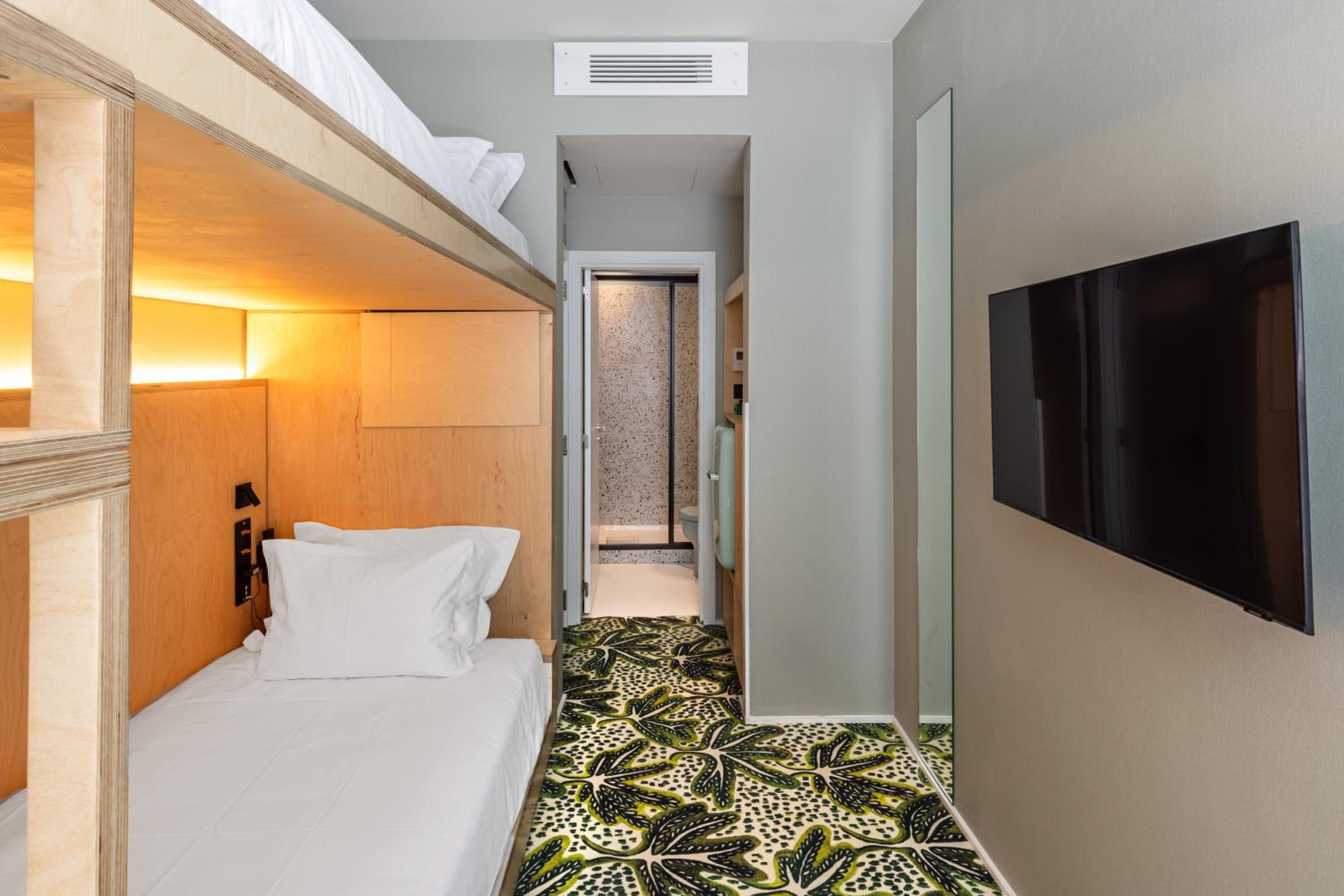Twin Room thumbnail 5