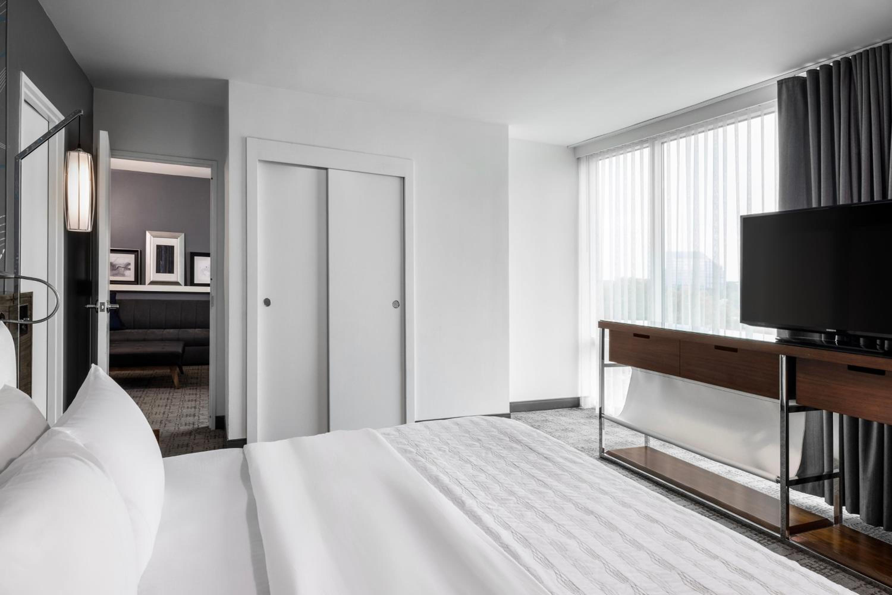 Suite, 1 King - Photo 4