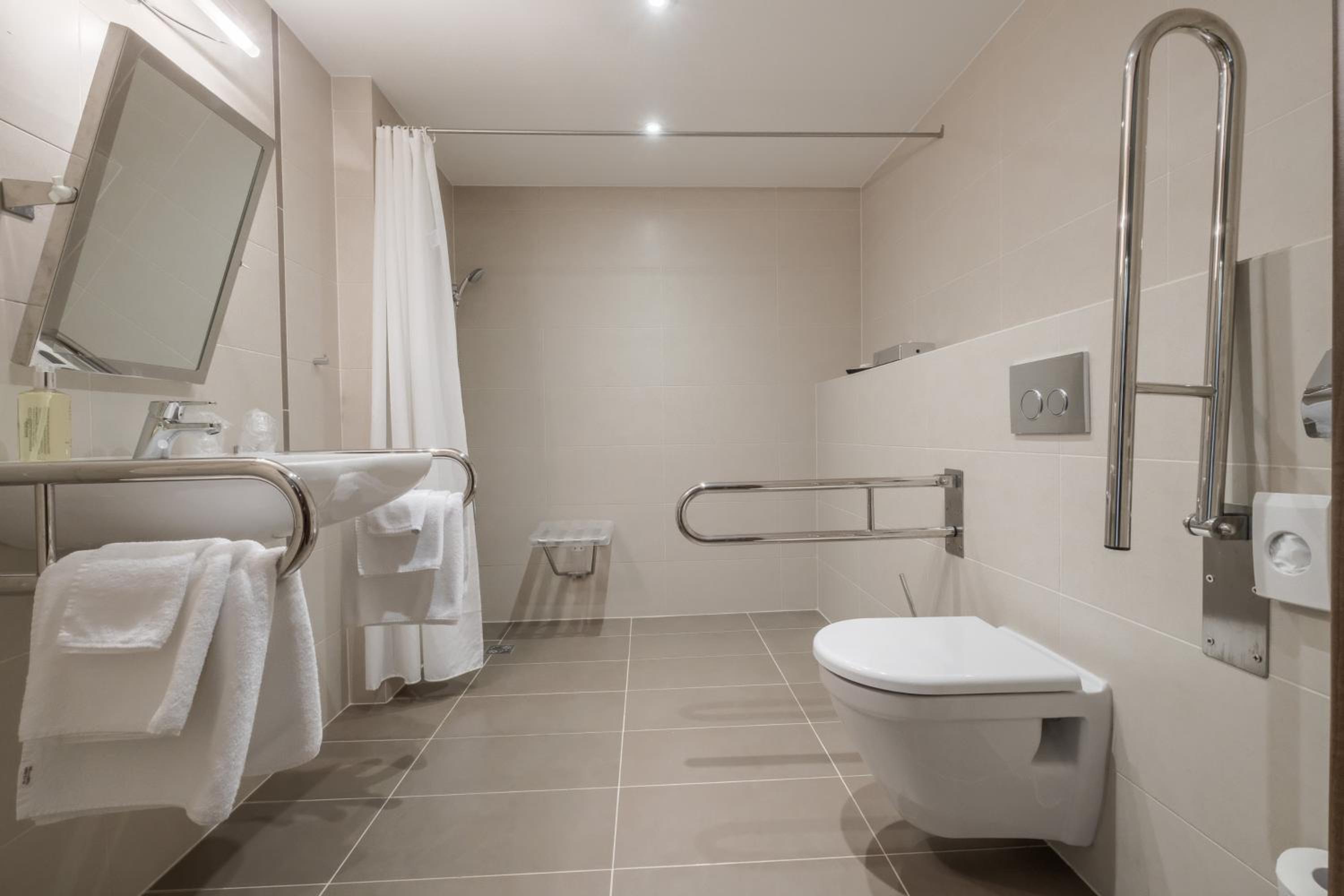 Twin Room - Disability Access photo 3