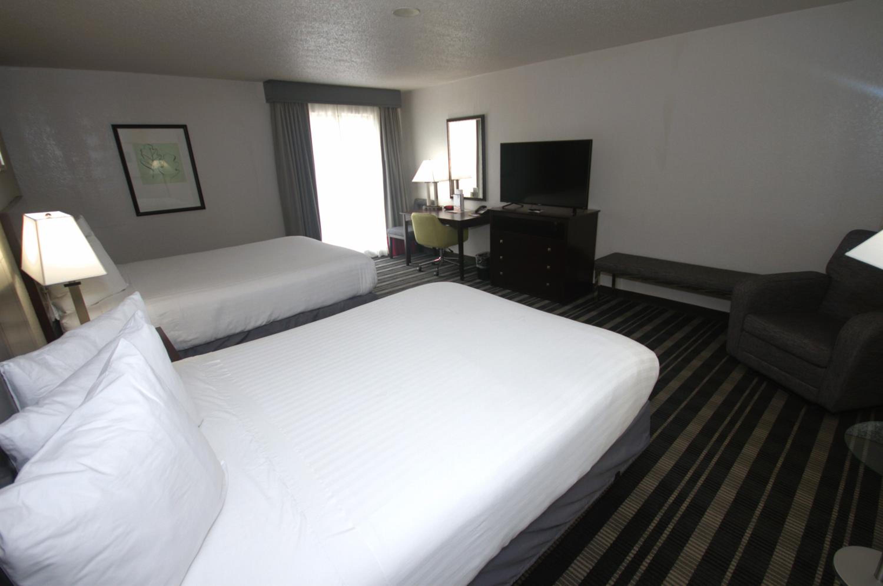 Queen Room with Two Queen Beds - Photo 13