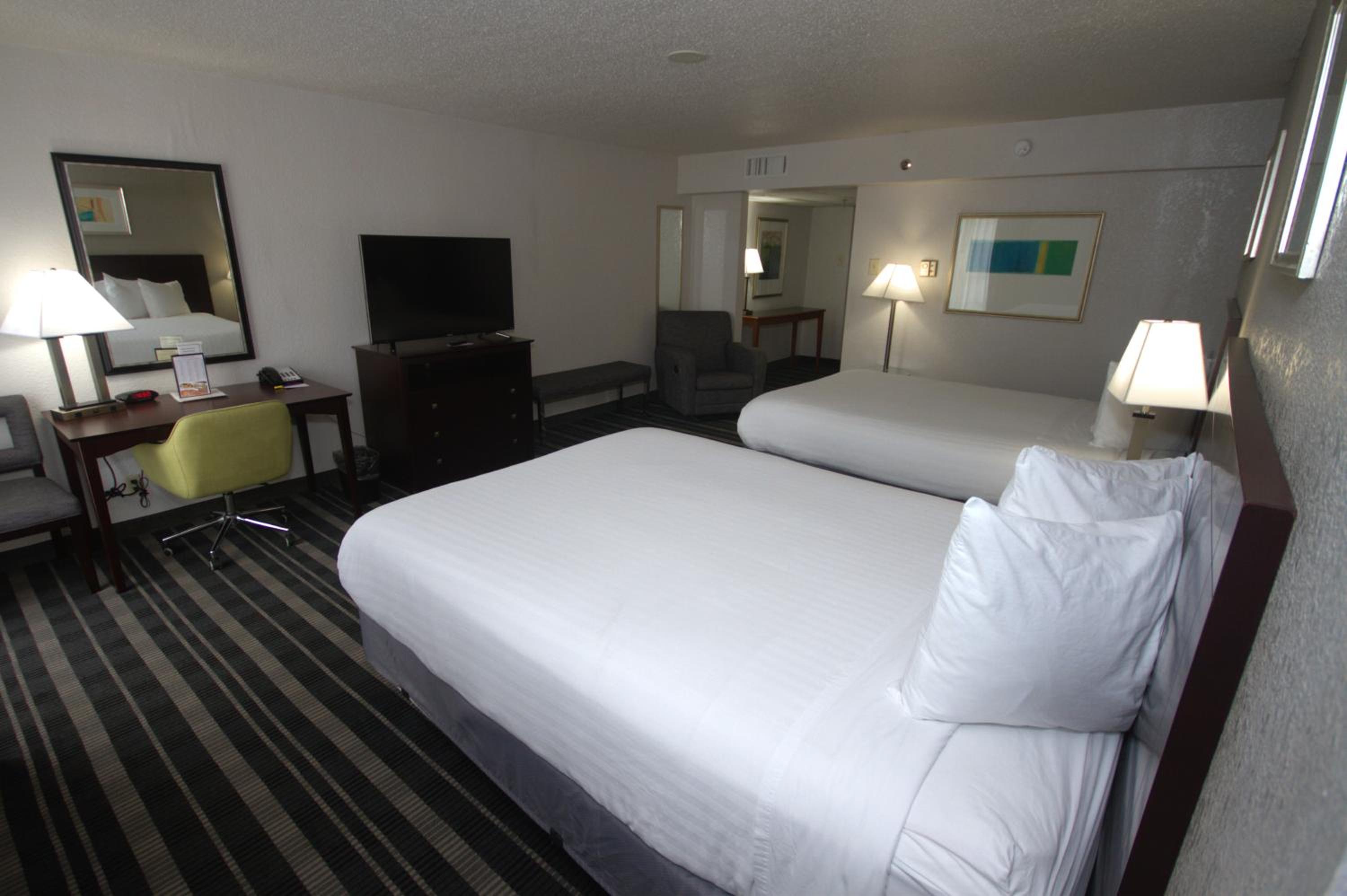 Queen Room with Two Queen Beds - Photo 12