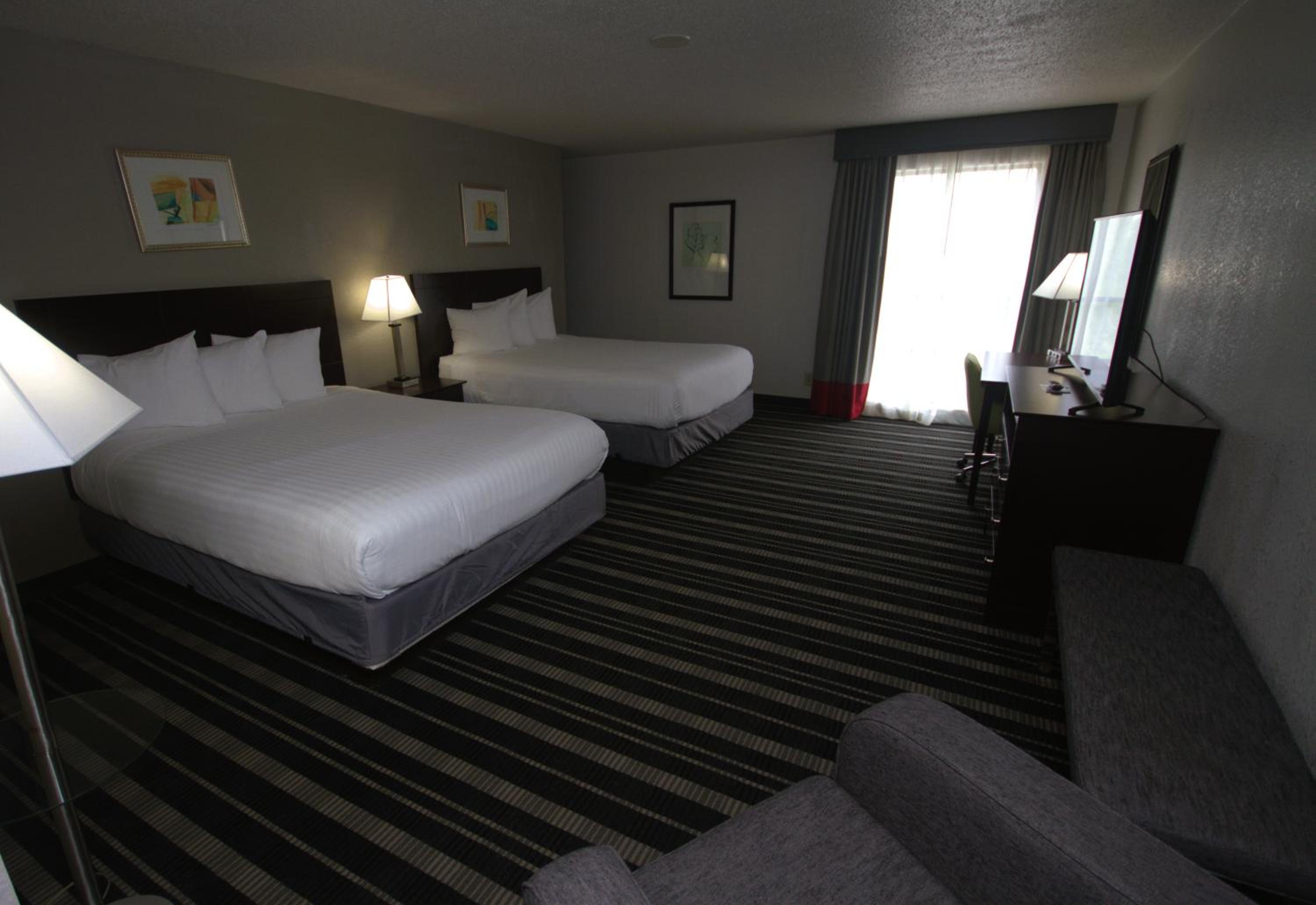 Queen Room with Two Queen Beds - Photo 11