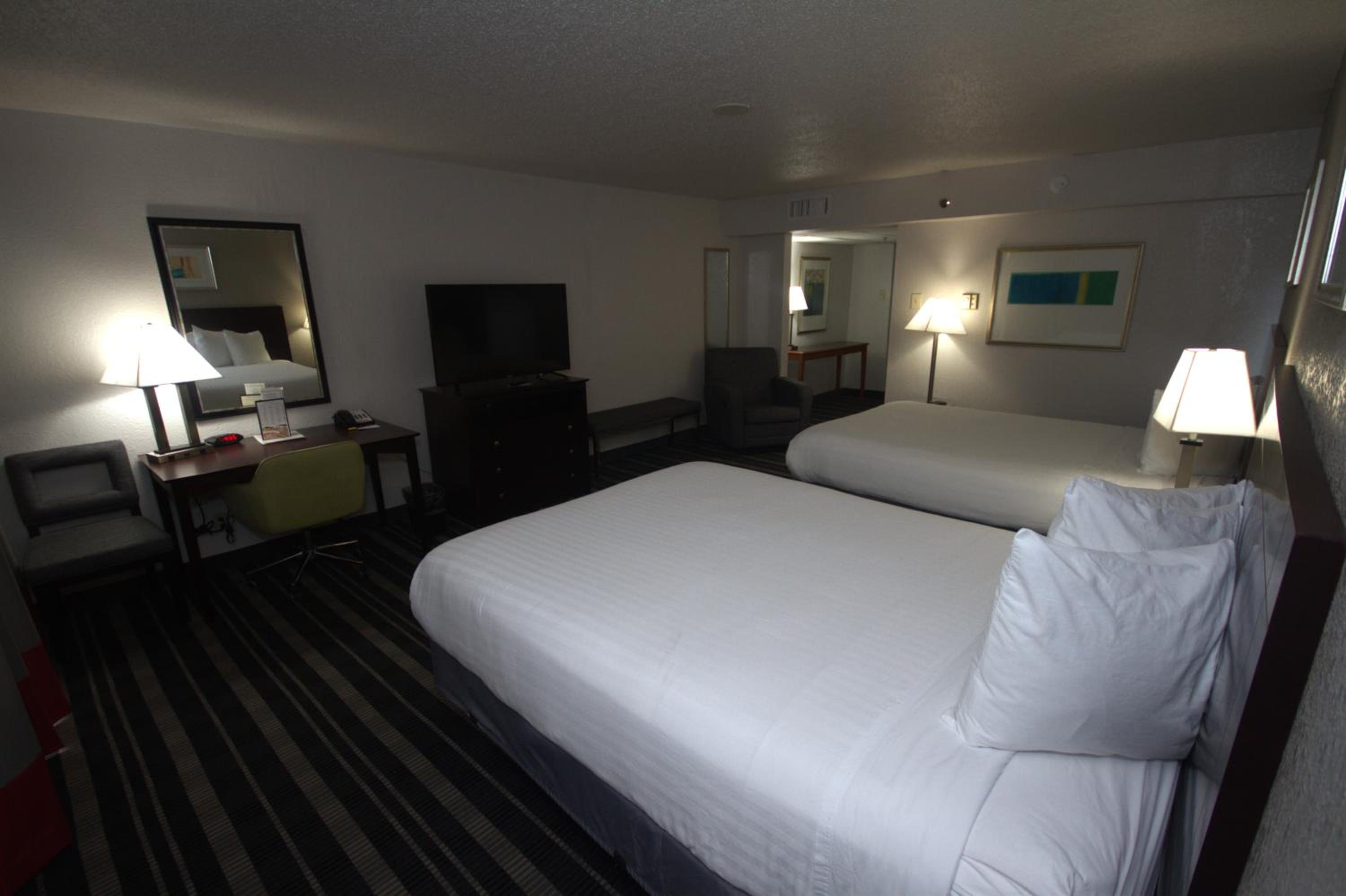 Queen Room with Two Queen Beds - Photo 6