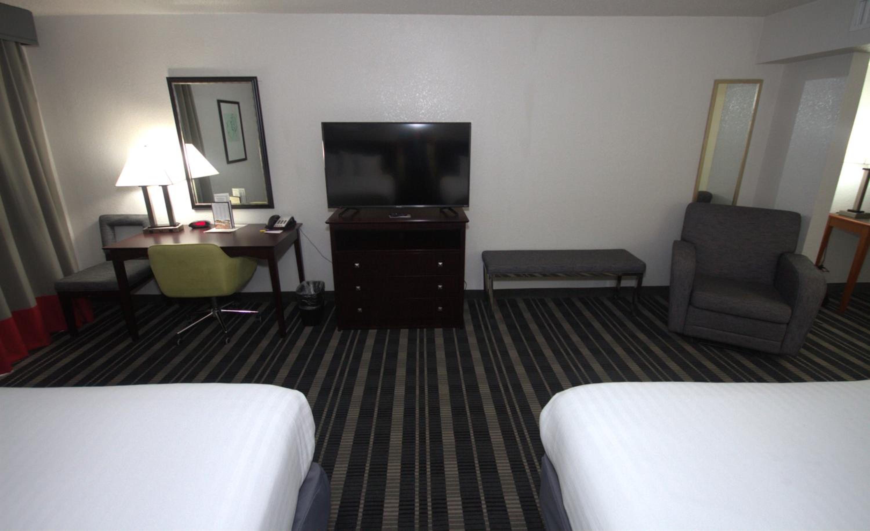 Queen Room with Two Queen Beds - Photo 2