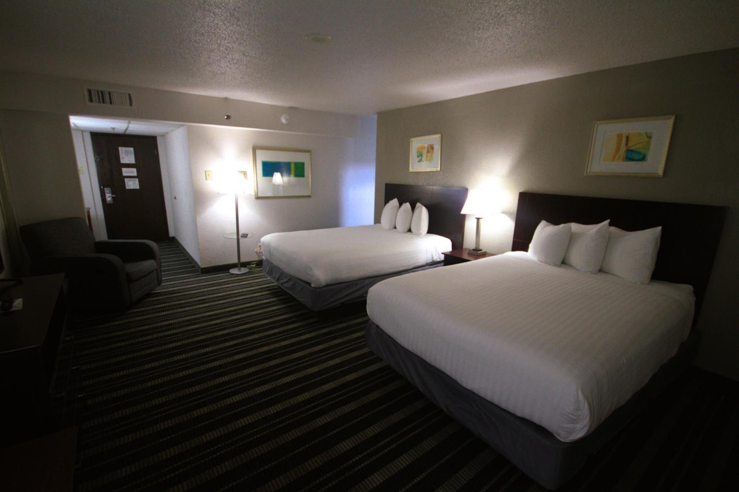 Queen Room with Two Queen Beds - Photo 14