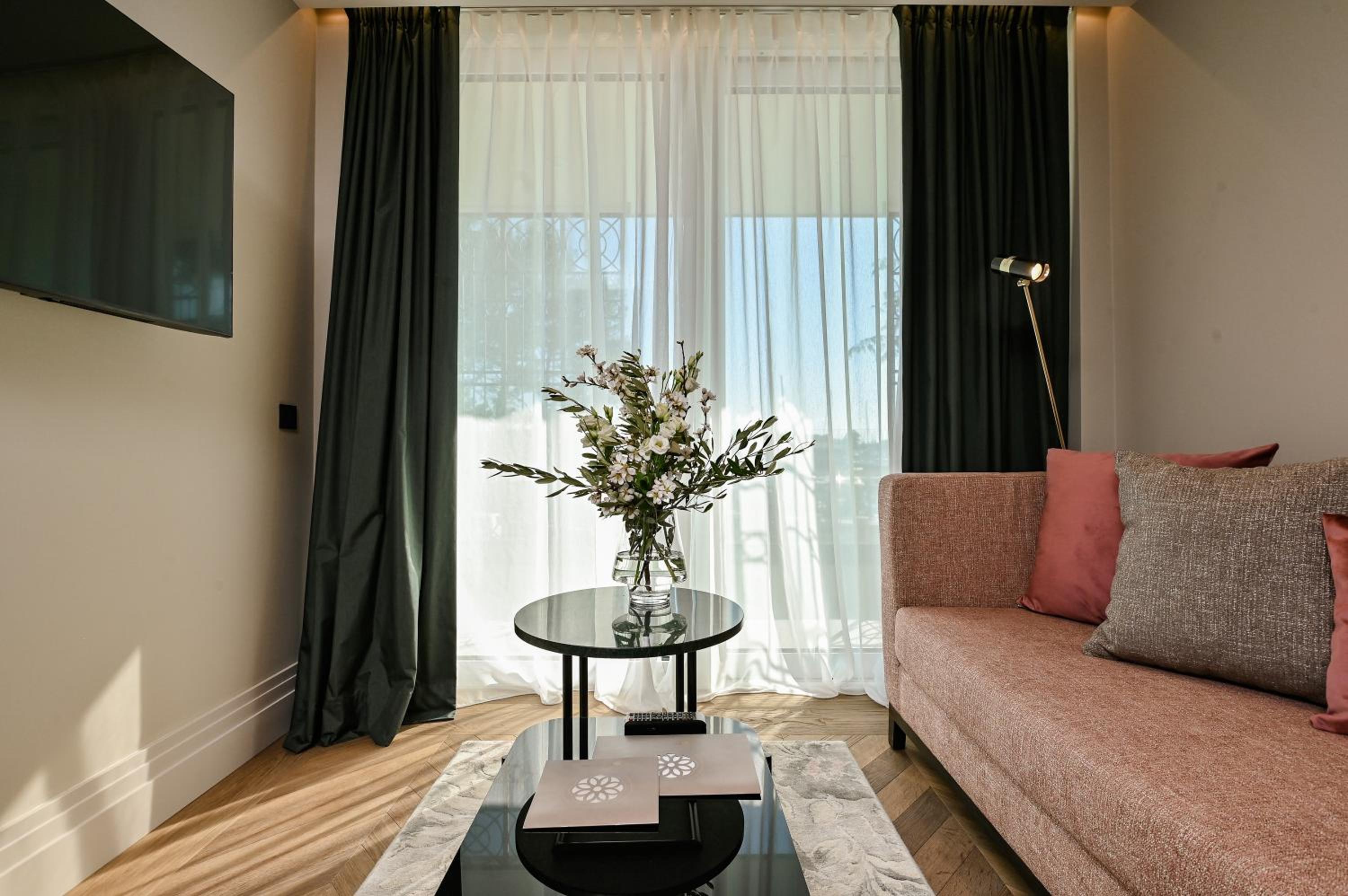 Superior Suite - Photo 9