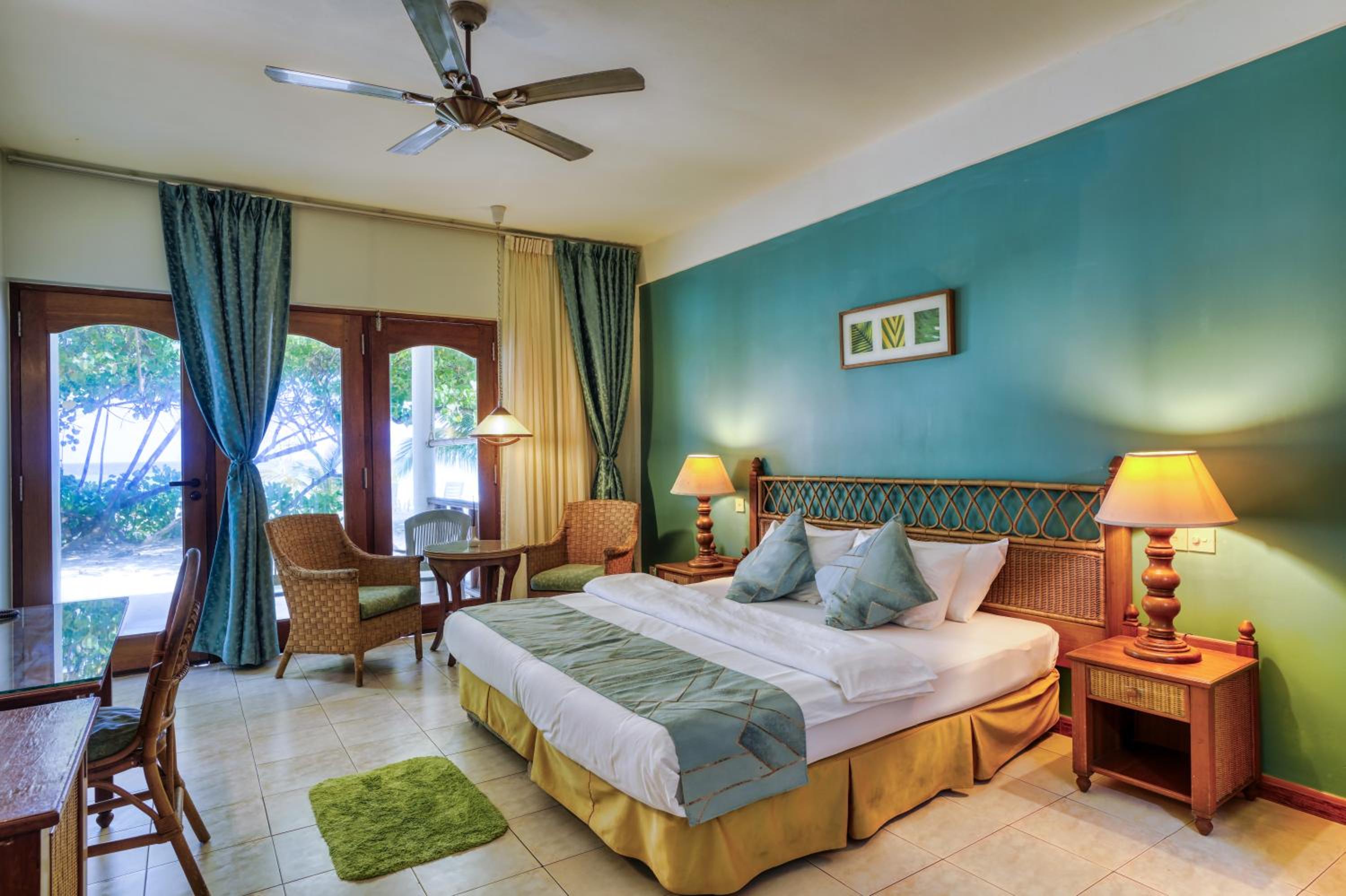Deluxe Beachfront Room photo 2