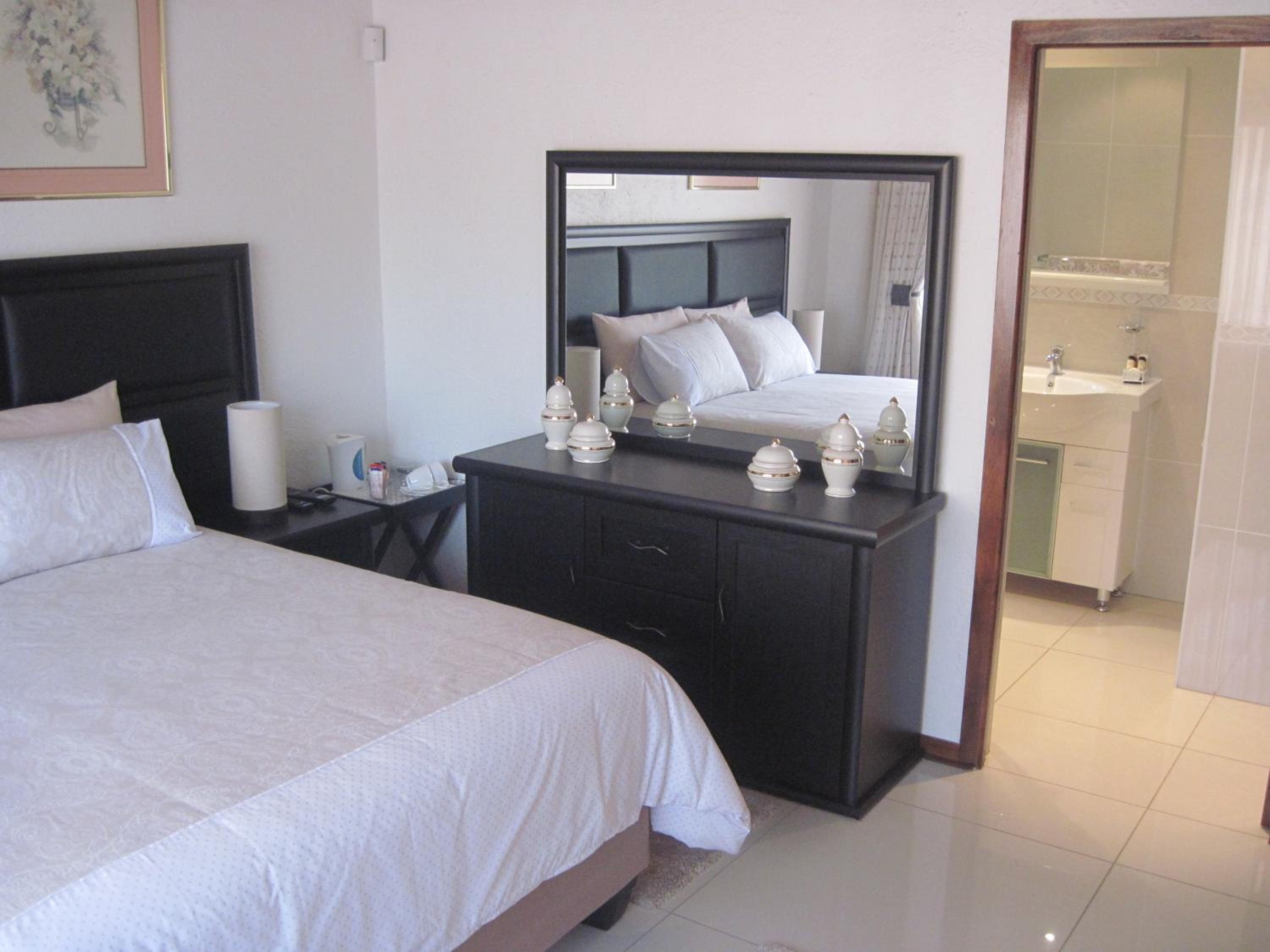 Queen Room with Private Bathroom photo 3