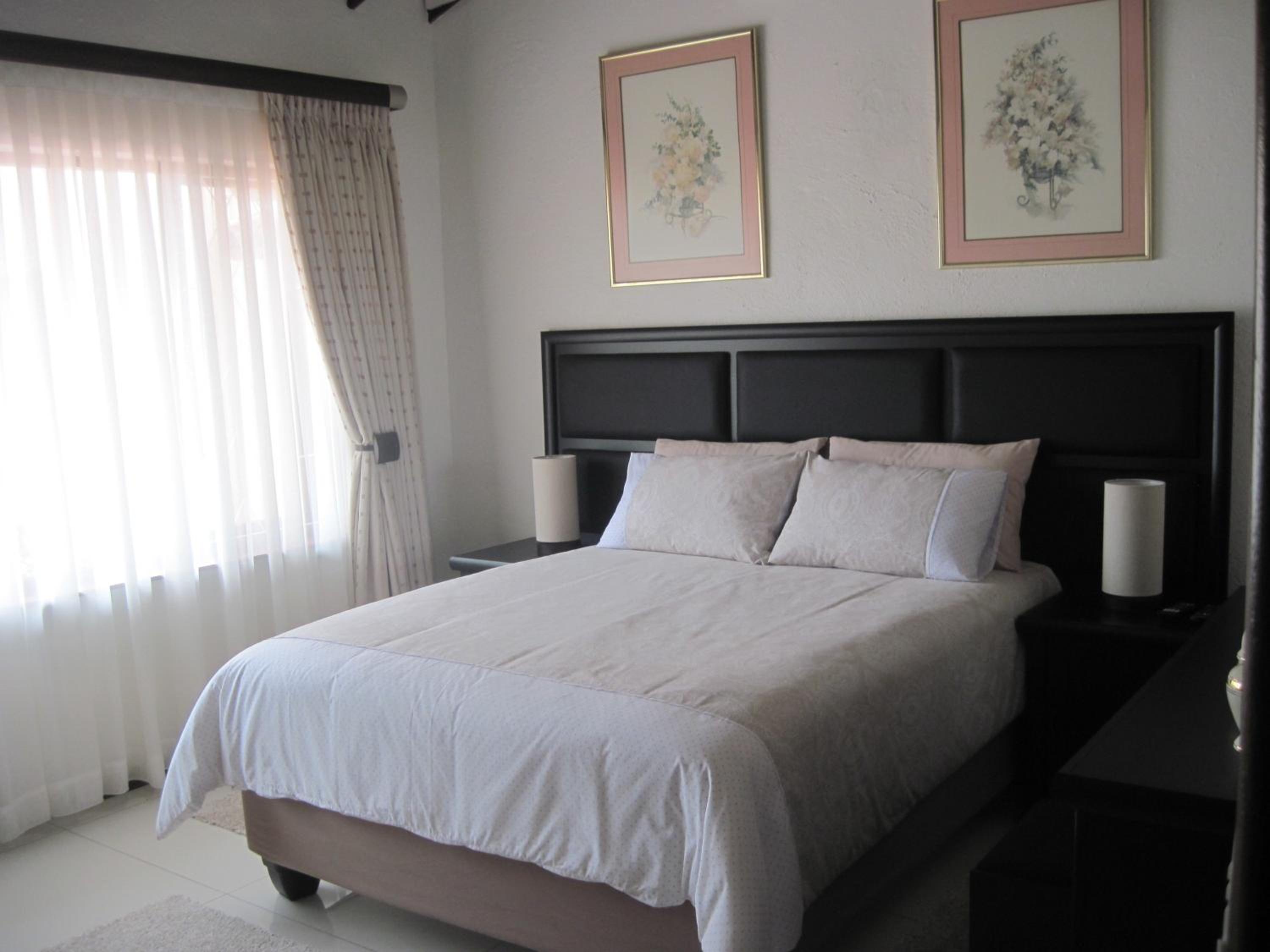 Queen Room with Private Bathroom photo 1