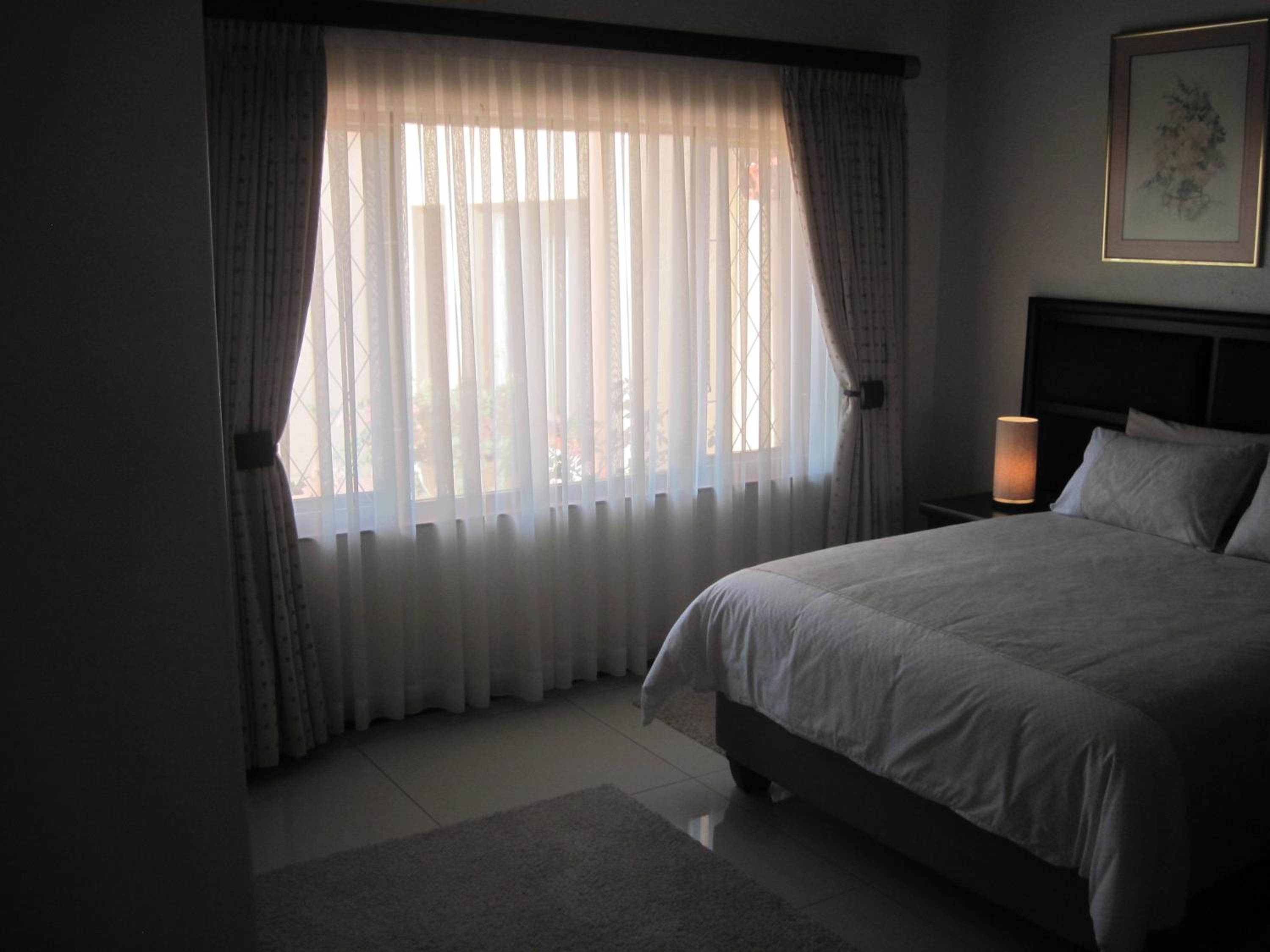 Queen Room with Private Bathroom photo 2