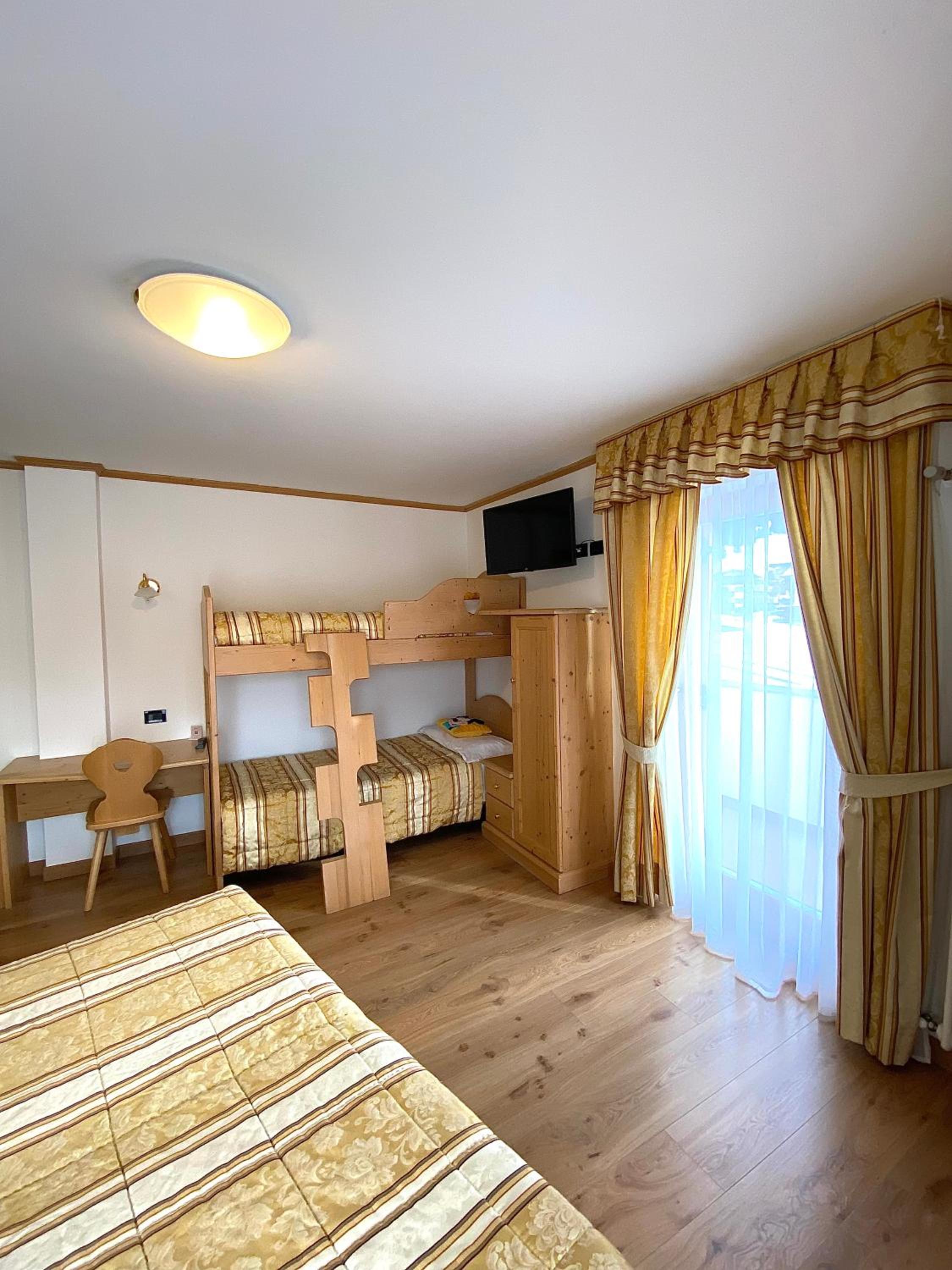 Deluxe Family Room - Photo 2