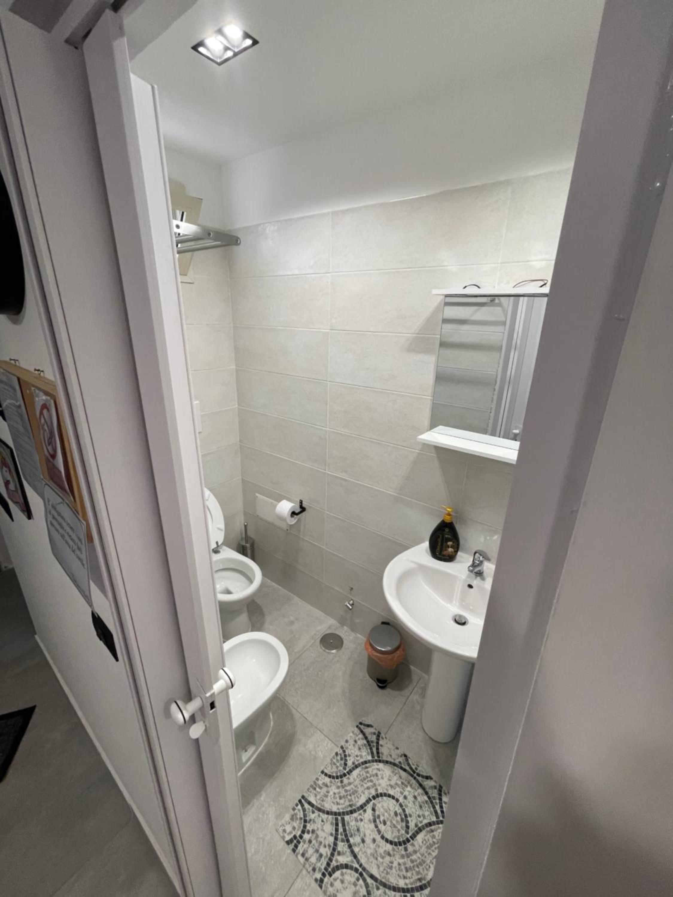 Standard Double Room - Photo 8