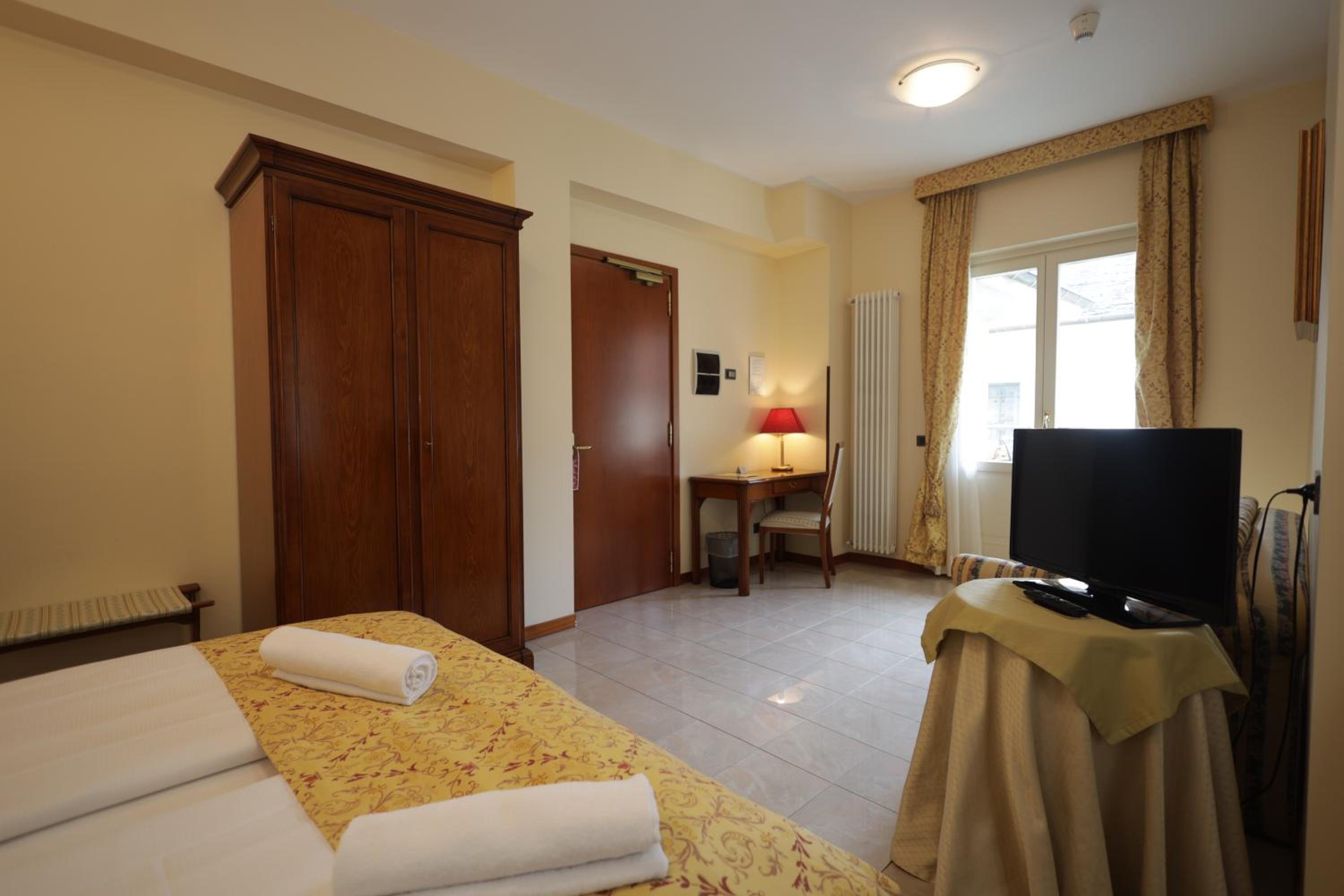 Deluxe Double or Twin Room with Partial Lake View - Photo 9